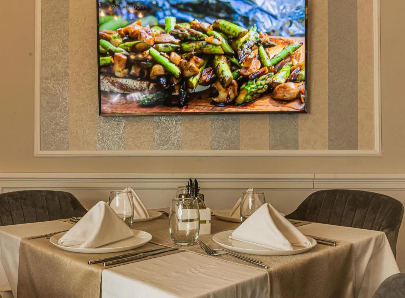 Restaurant/places to eat in Vemara City Boutique Hotel-free parking