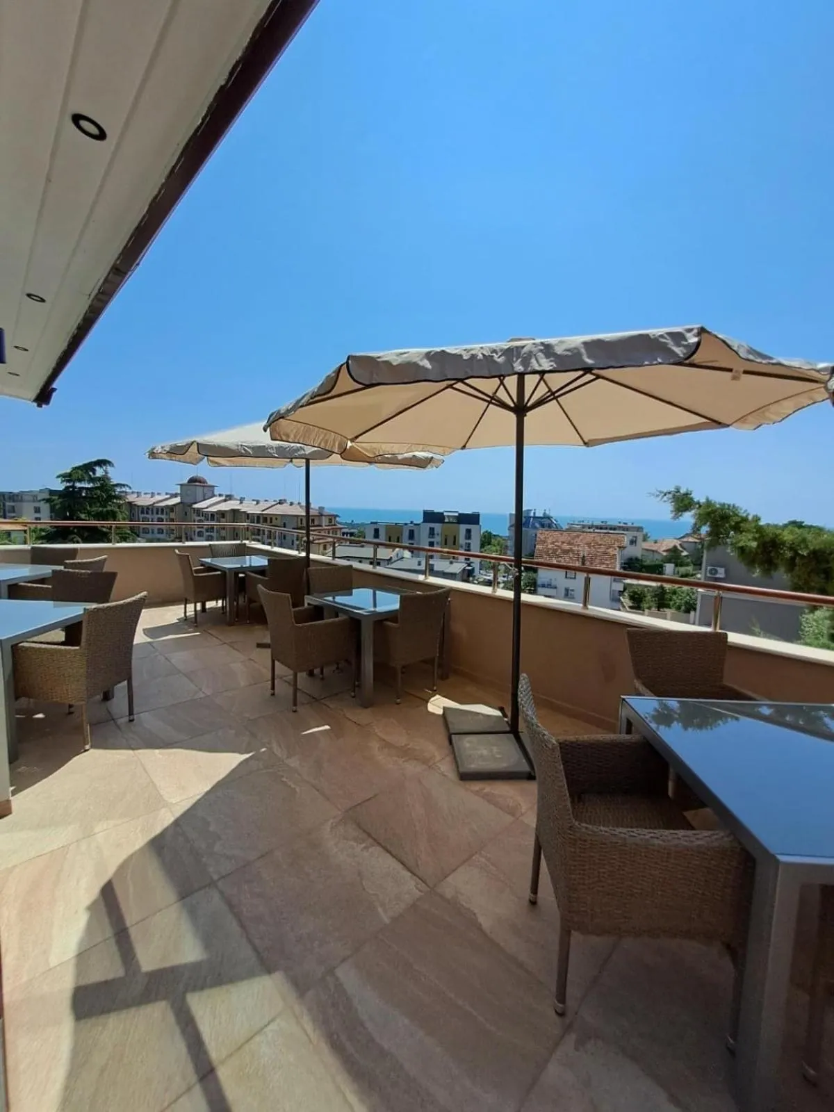 Restaurant/places to eat in Vemara City Boutique Hotel-free parking