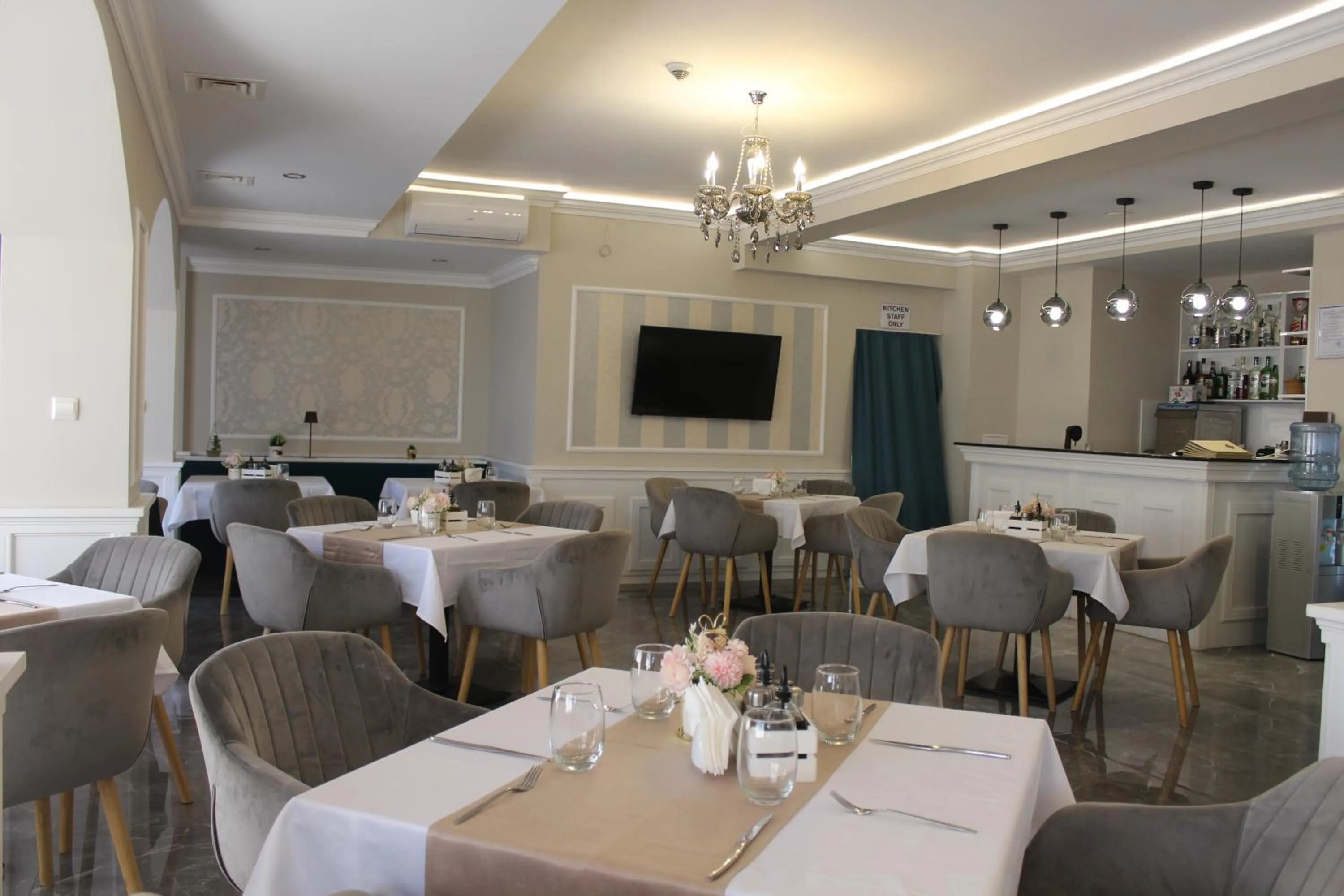 Restaurant/places to eat in Vemara City Boutique Hotel-free parking