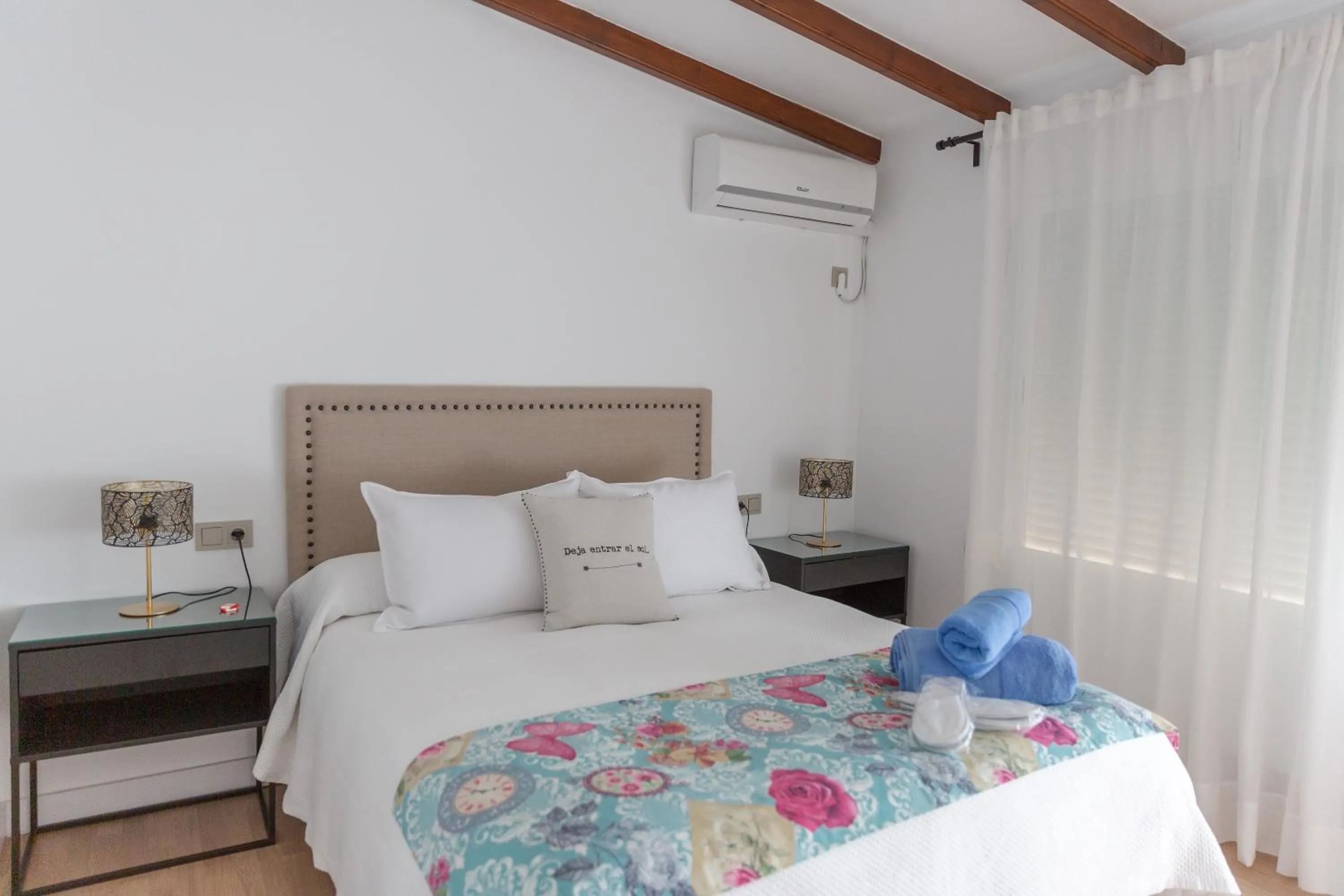 Casa con jardín junto a la playa