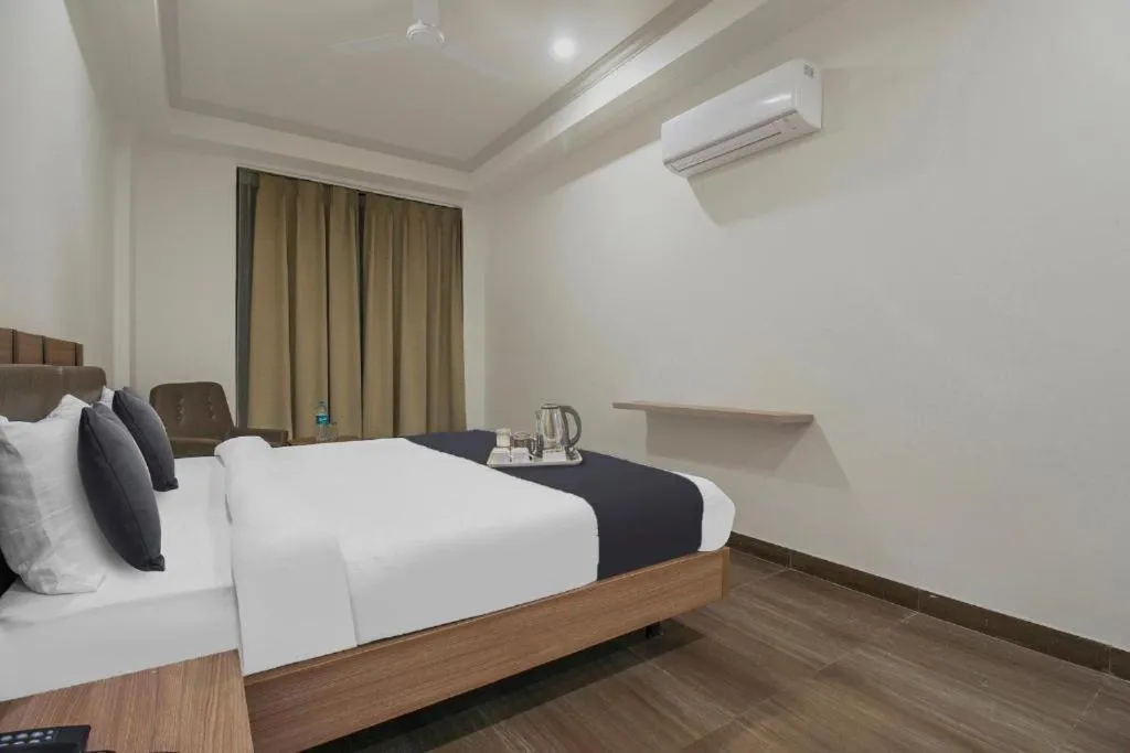 Photo of the whole room in Hotel The Golf 1