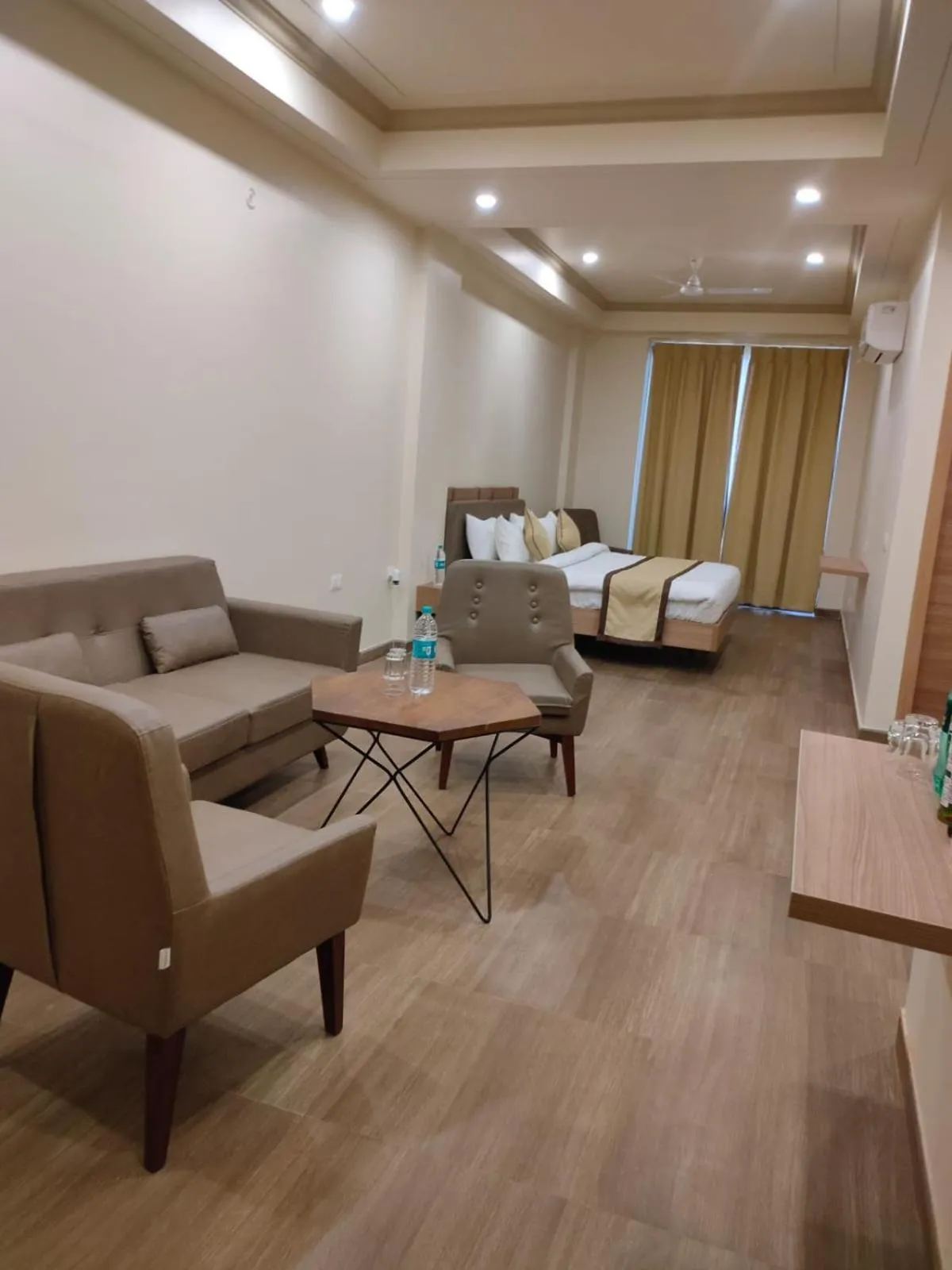 Photo of the whole room in Hotel The Golf 1