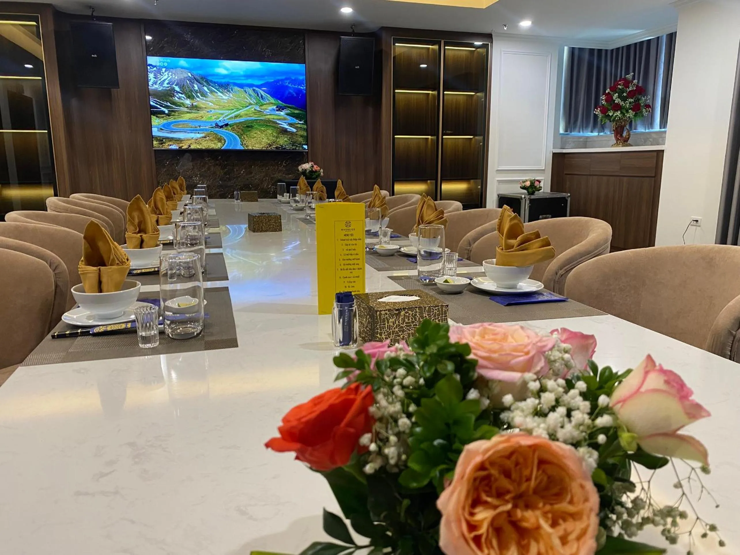 Restaurant/places to eat in Riverside Hotel Hà Nam