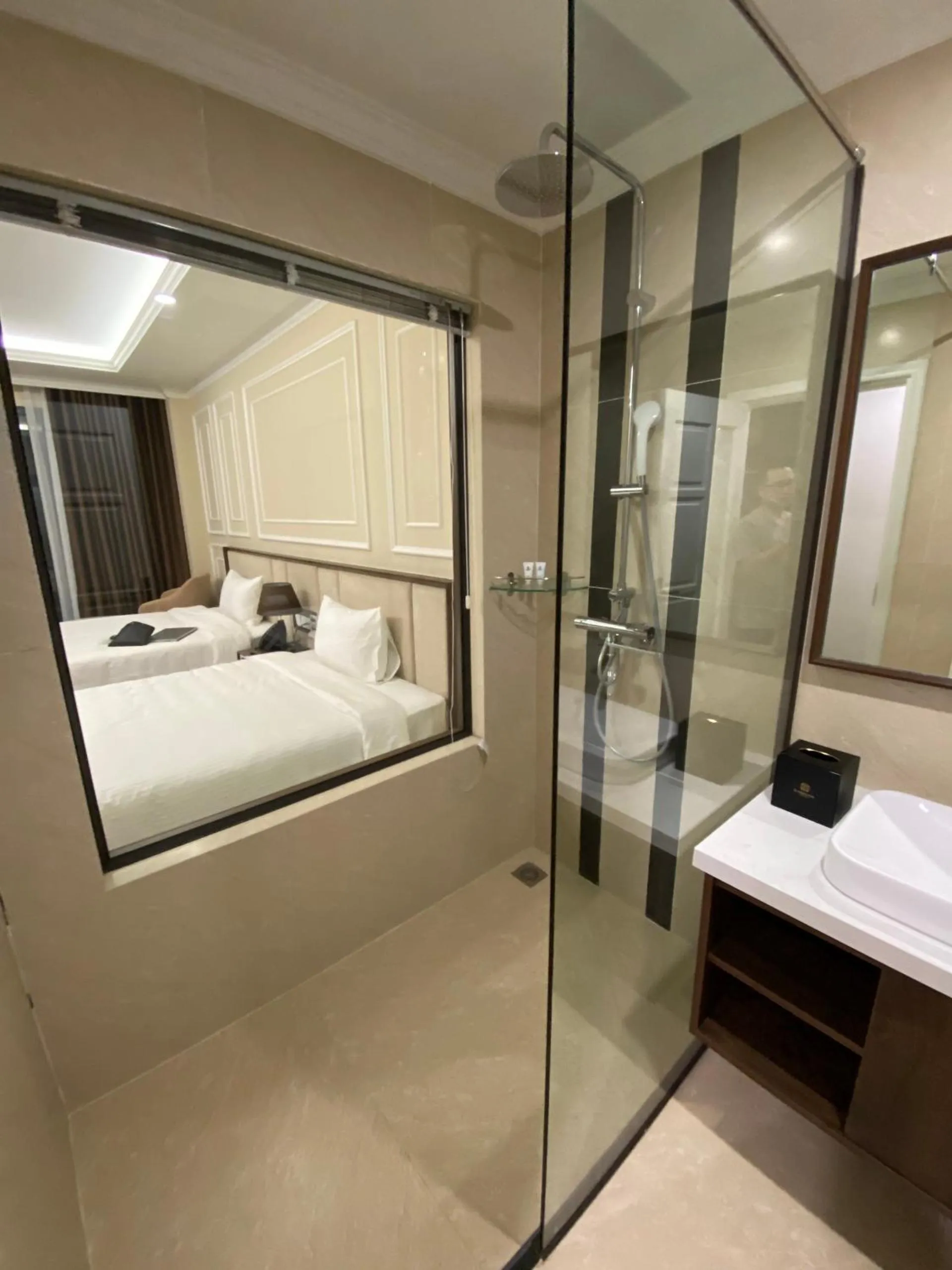 Shower, Bed in Riverside Hotel Hà Nam