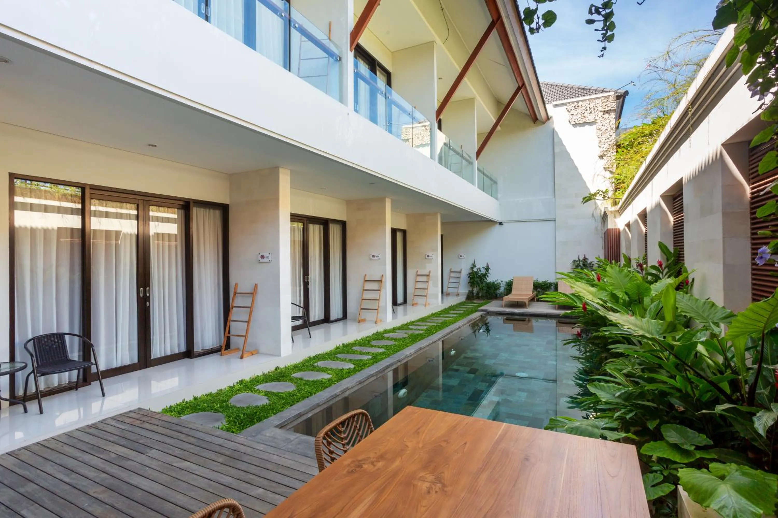 Swimming pool in Cove Ransha Stay