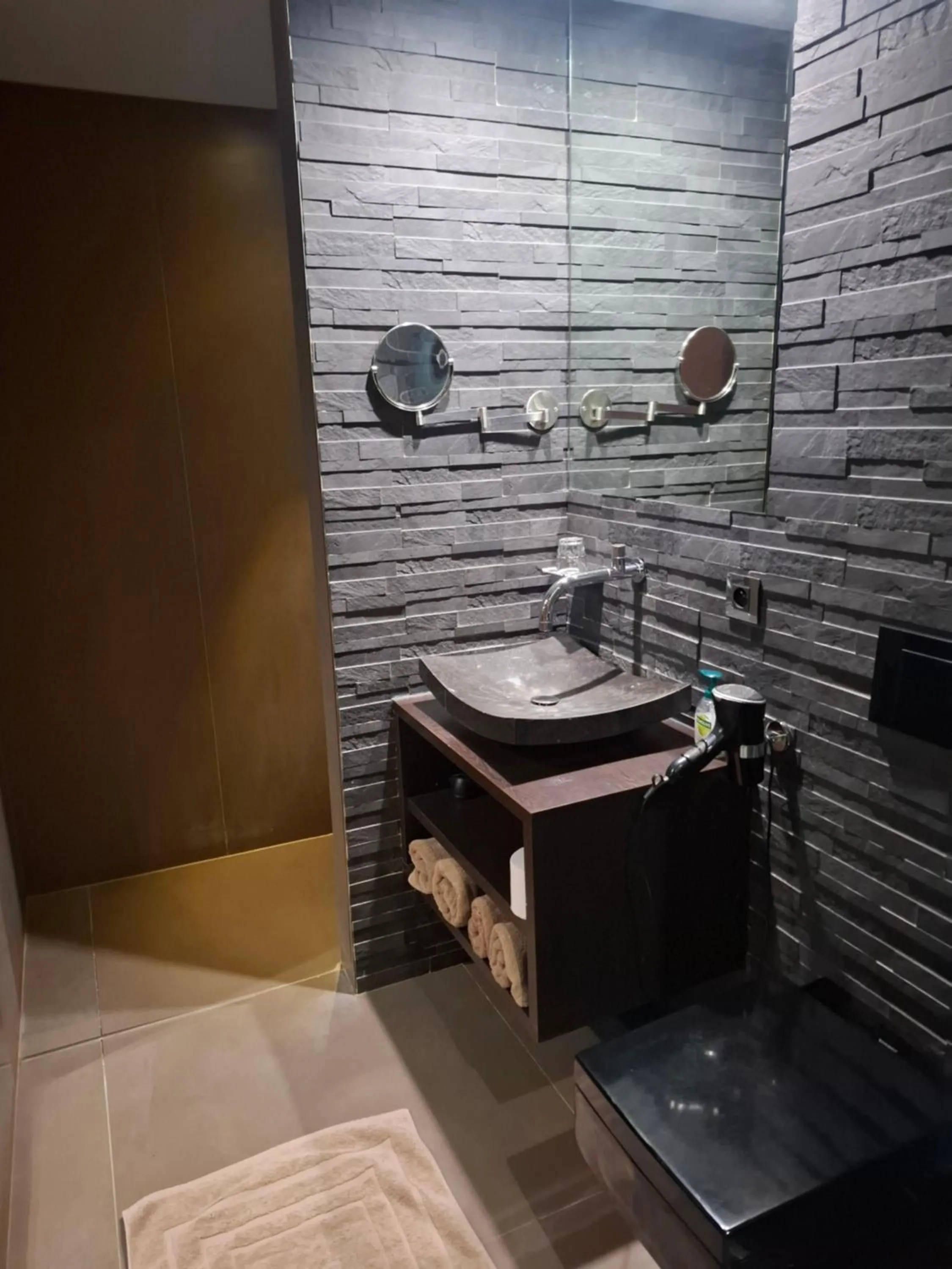 Shower in B&B Finis terrae with wellness