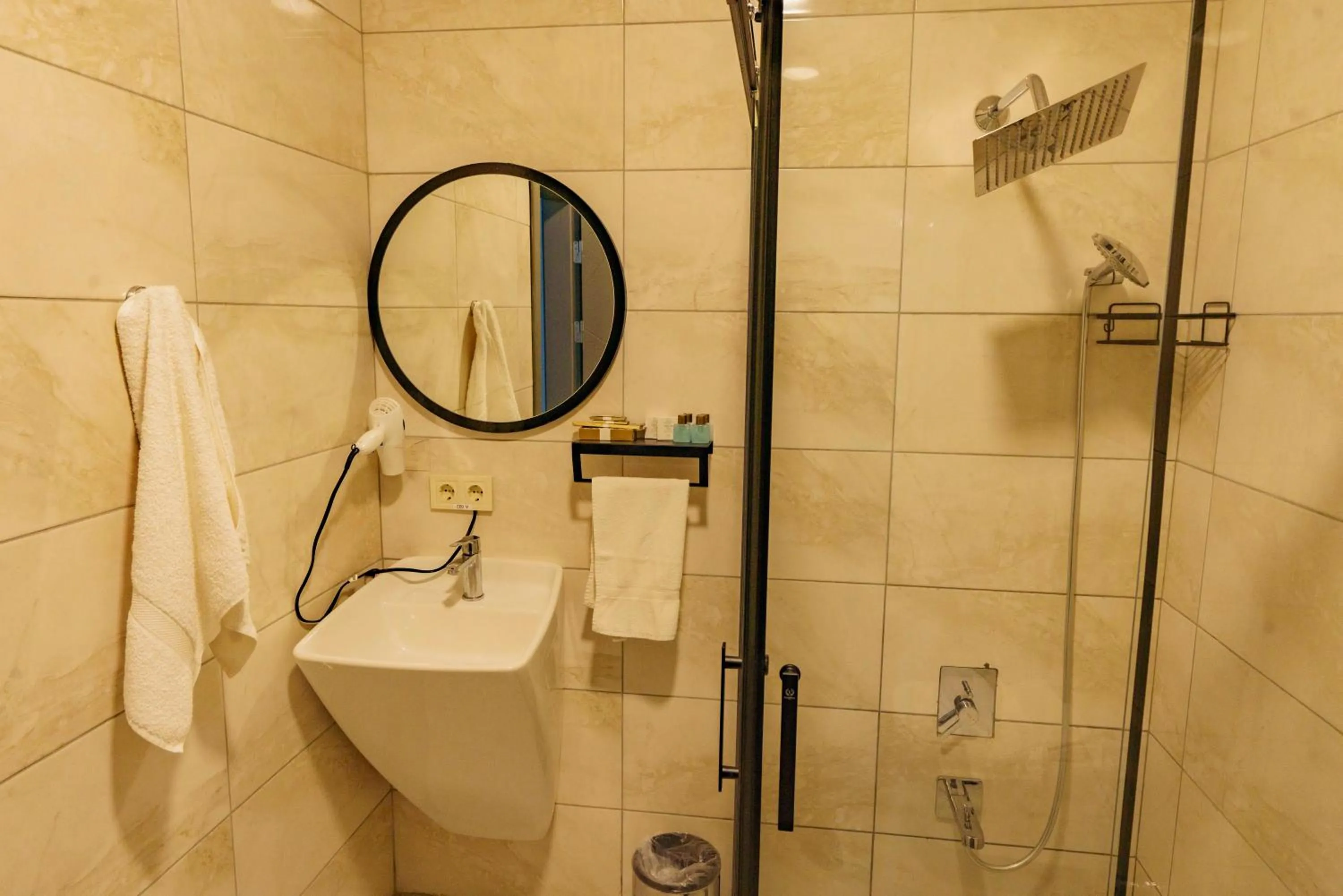 Shower in Macartaşı Hotel