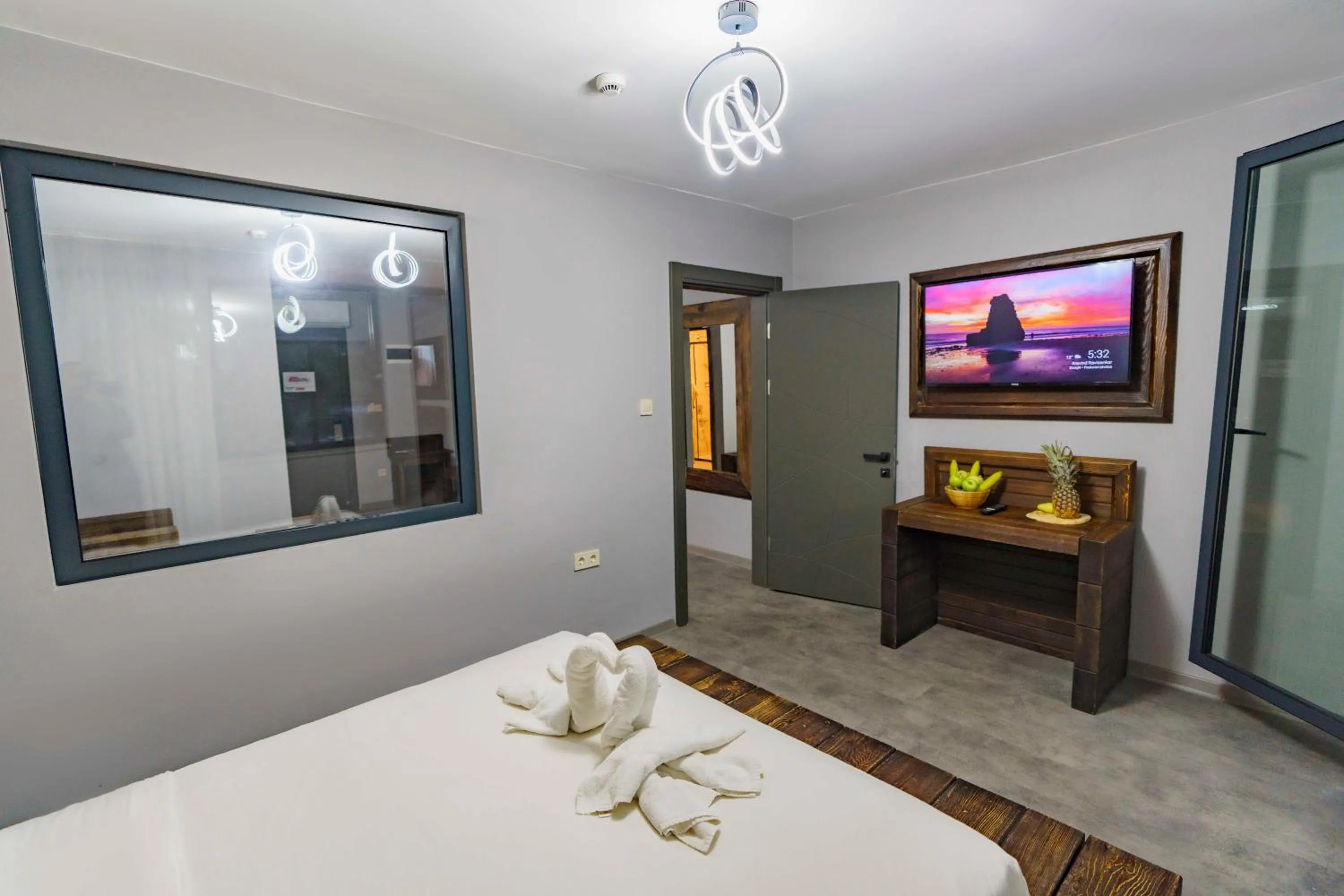 Communal lounge/ TV room in Macartaşı Hotel