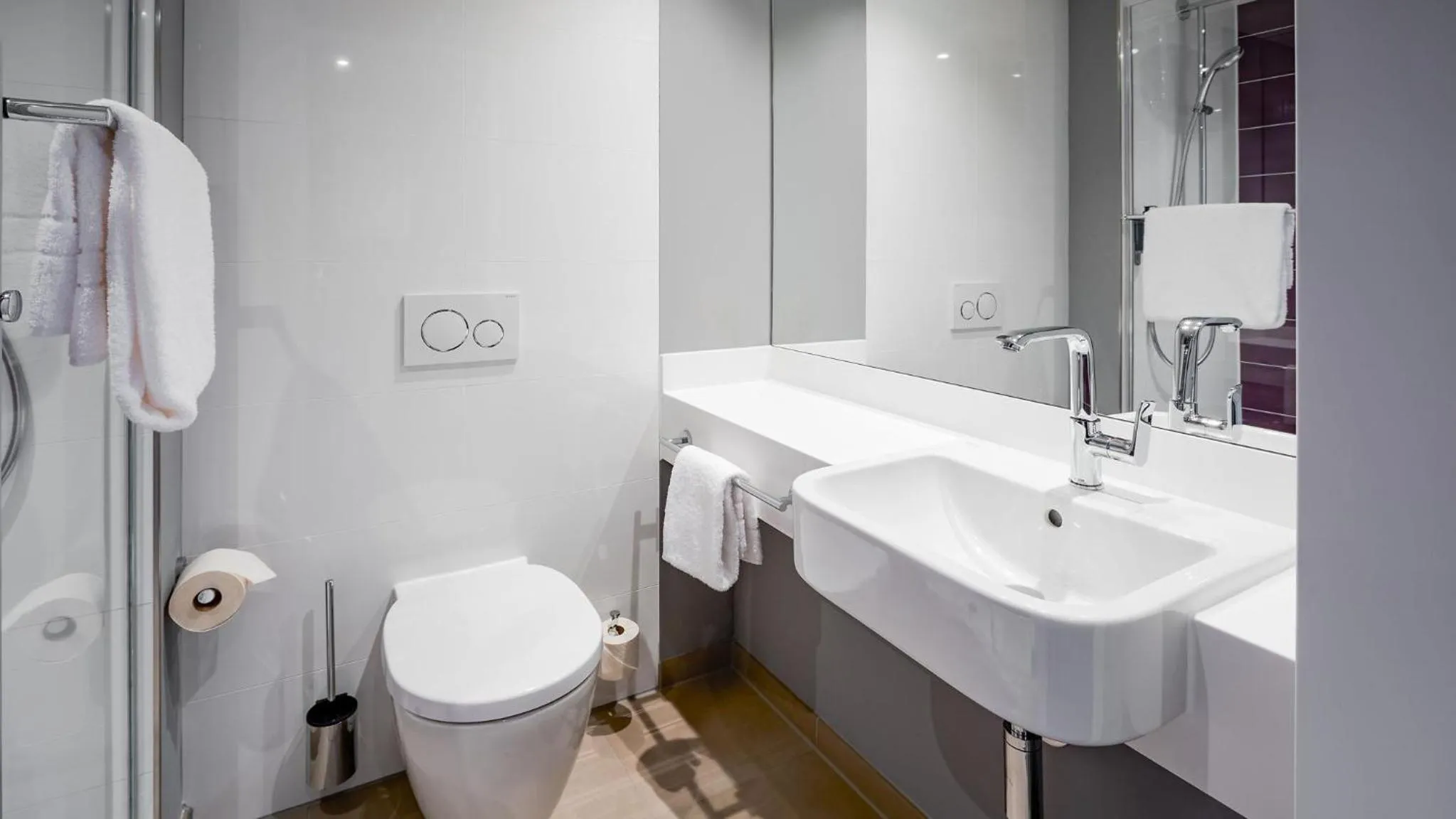 Bathroom in Premier Inn Nürnberg City Opernhaus