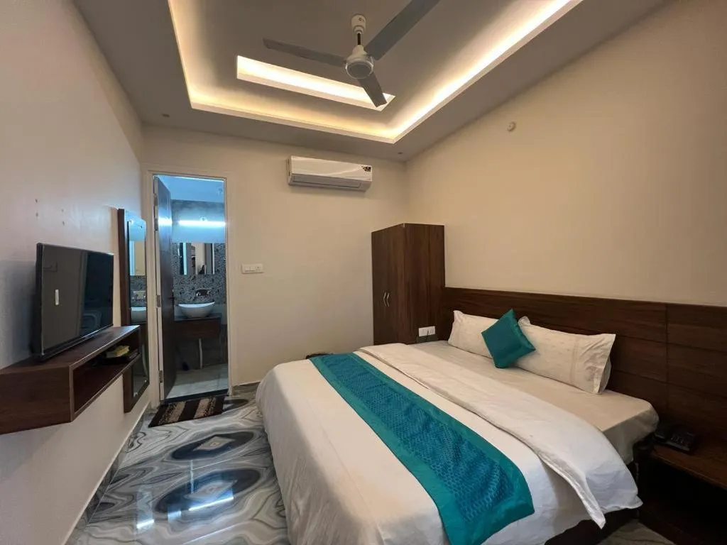 Bed in Hotel Yog Safari, Behind Parmarth Niketan