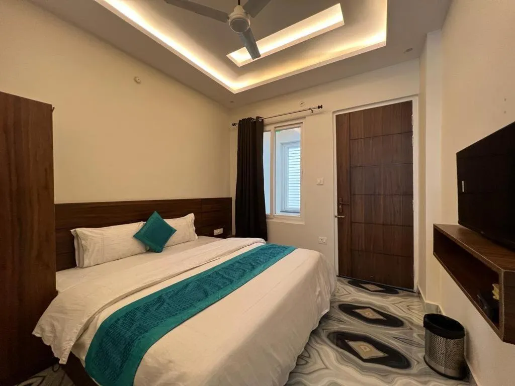 Bed in Hotel Yog Safari, Behind Parmarth Niketan