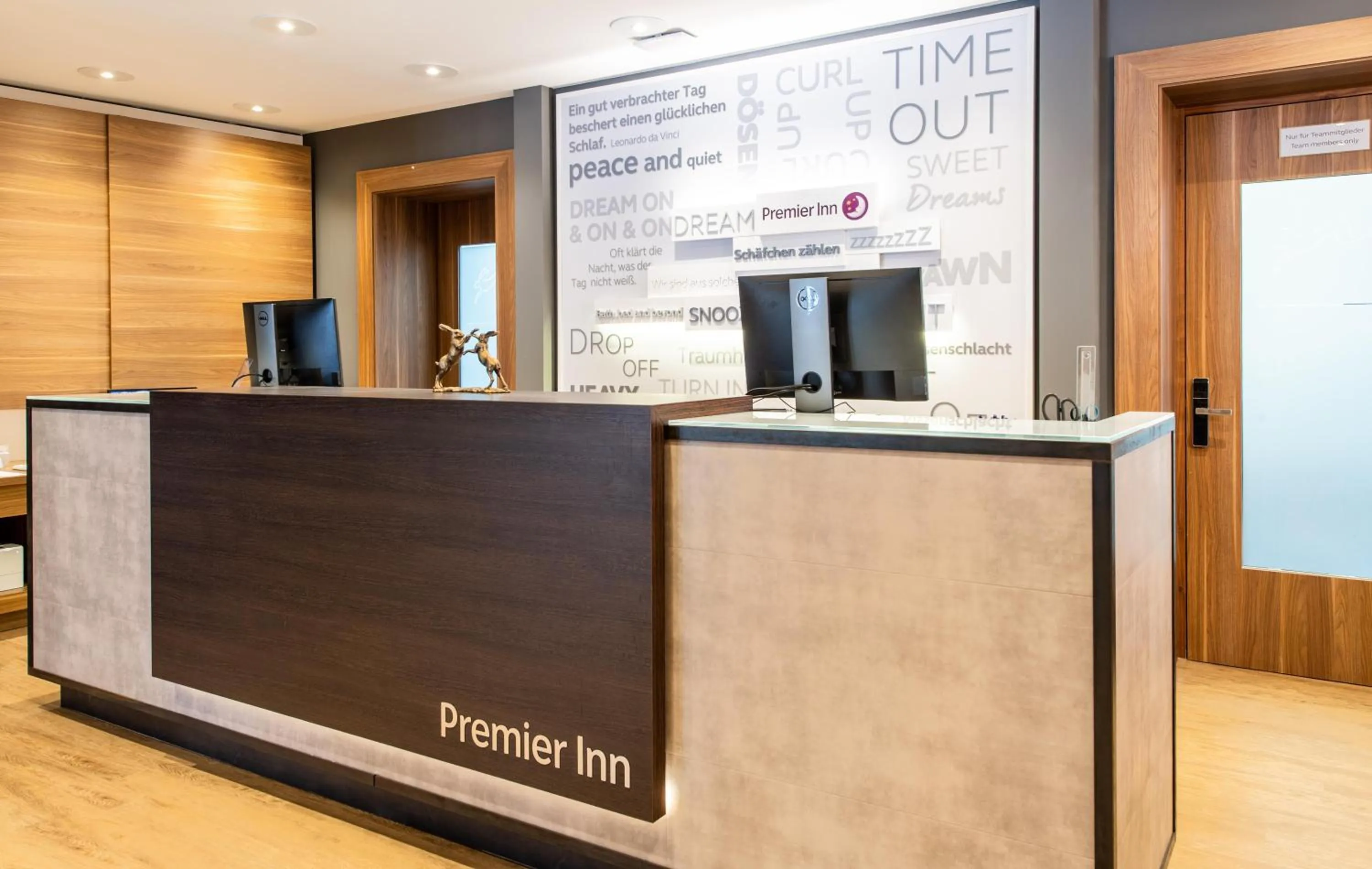 Lobby or reception in Premier Inn Passau Weisser Hase