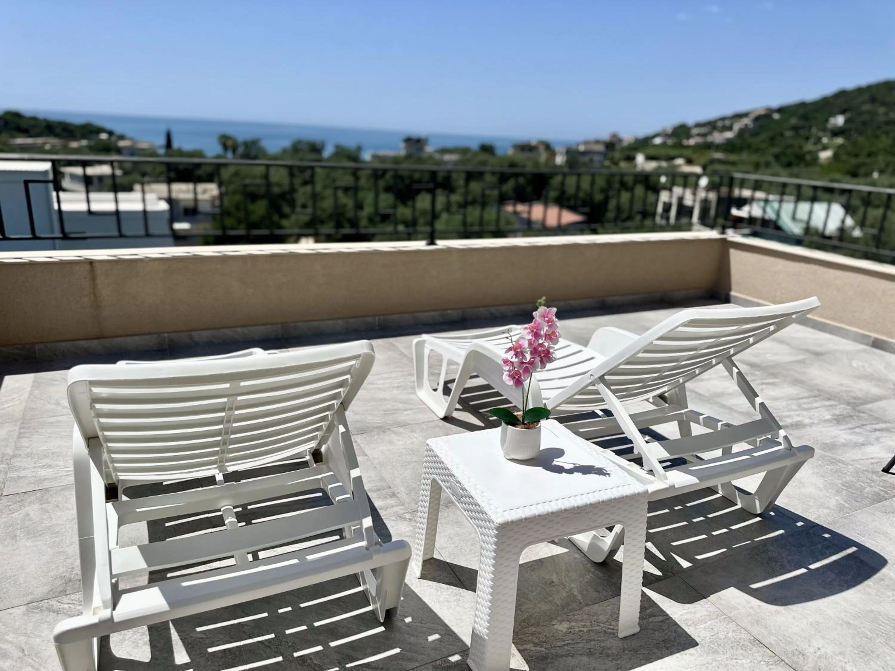 Day in Akhdar Apartments