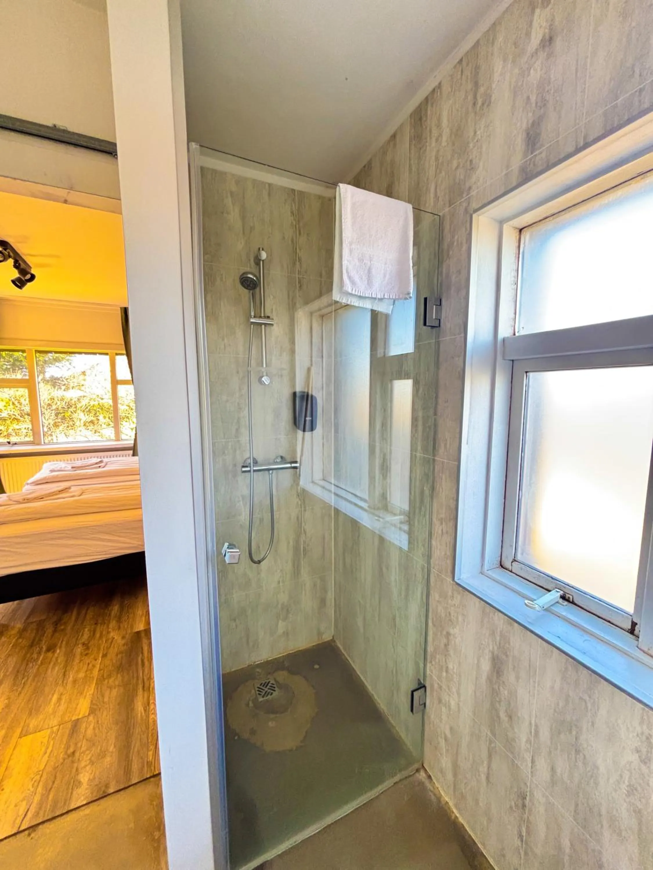 Shower in Hotel Brú countryside