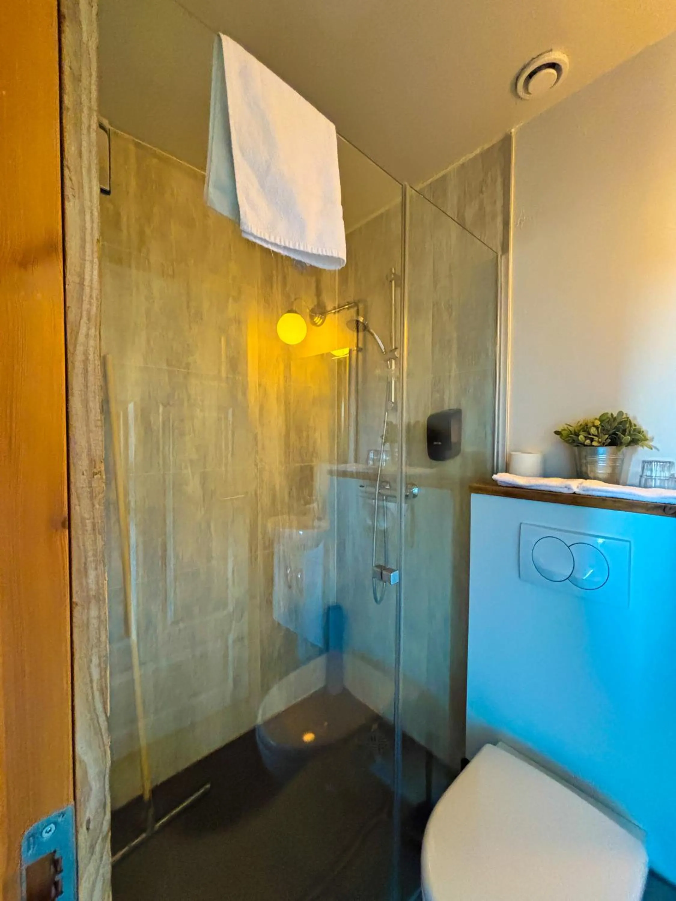 Shower in Hotel Brú countryside