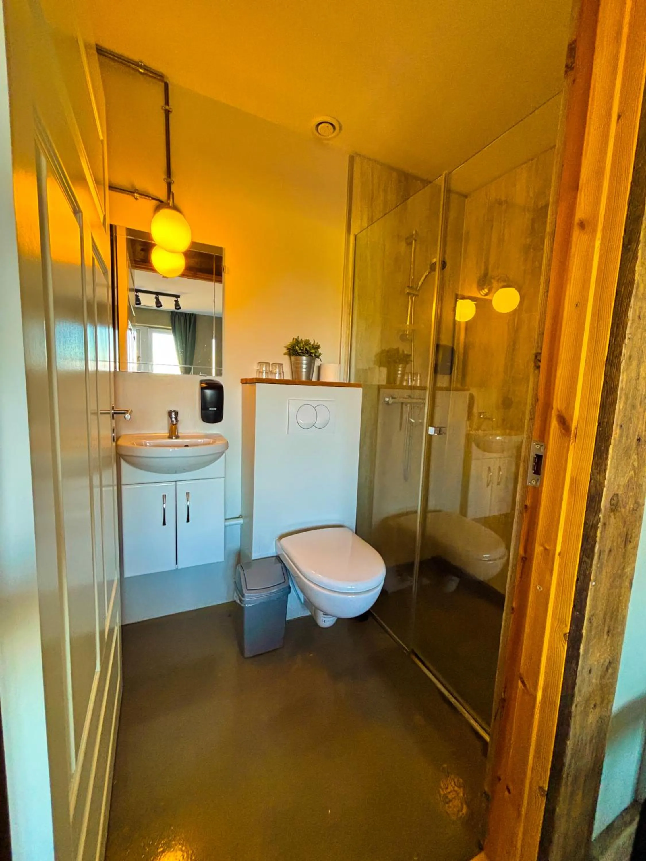 Shower in Hotel Brú countryside