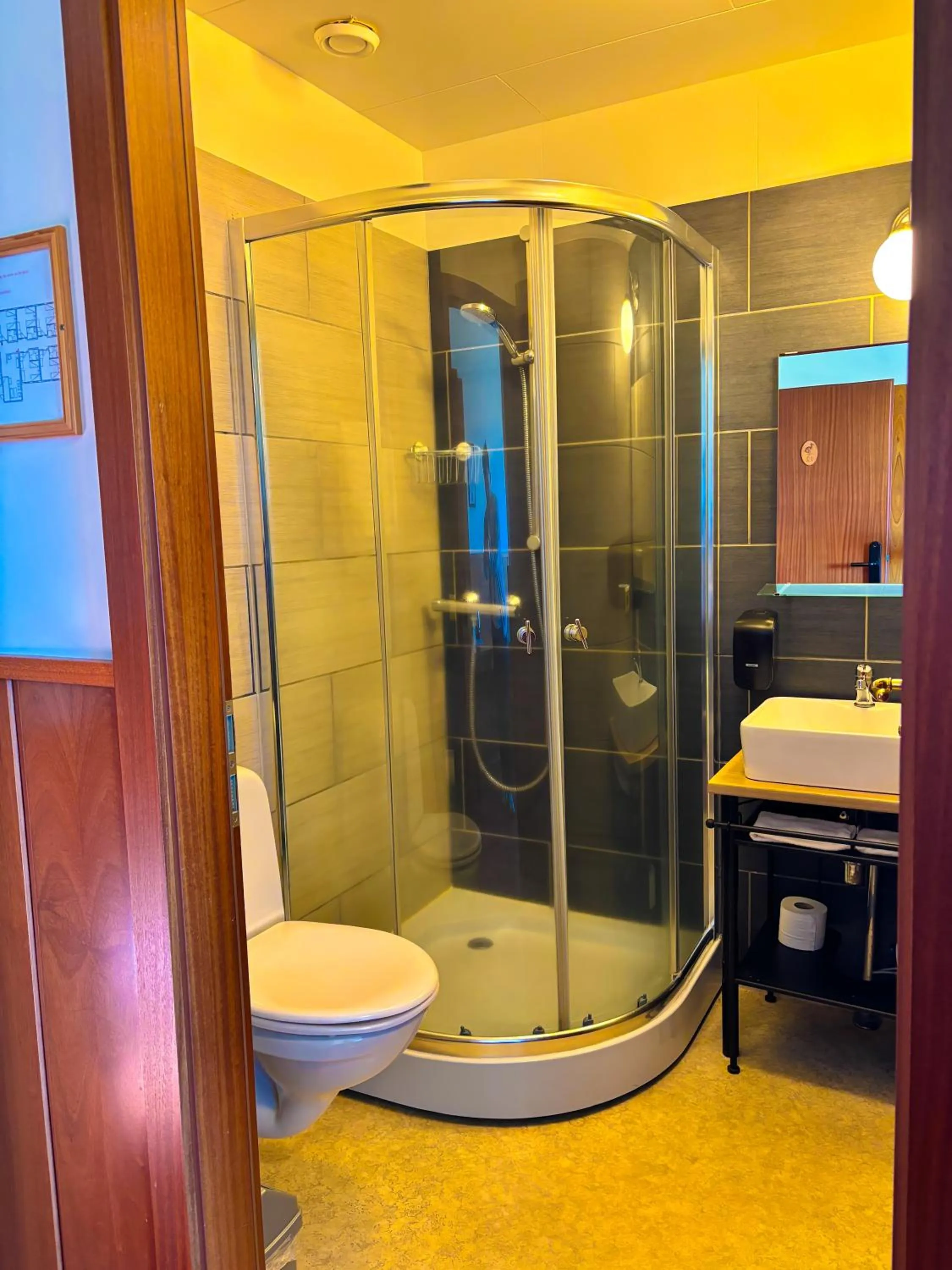 Shower in Hotel Brú countryside