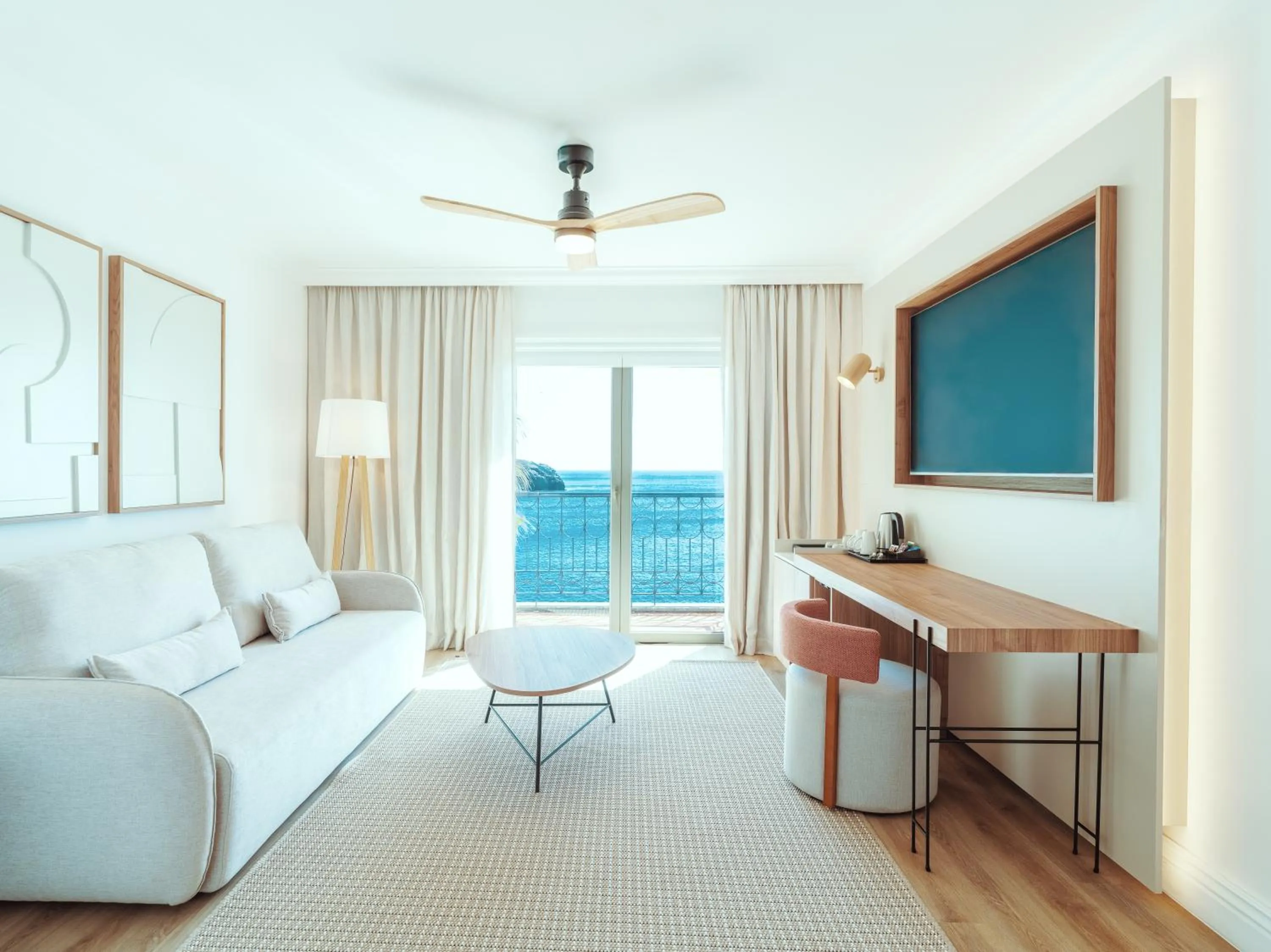 Living room, Bed in Dreams Madeira Resort Spa & Marina