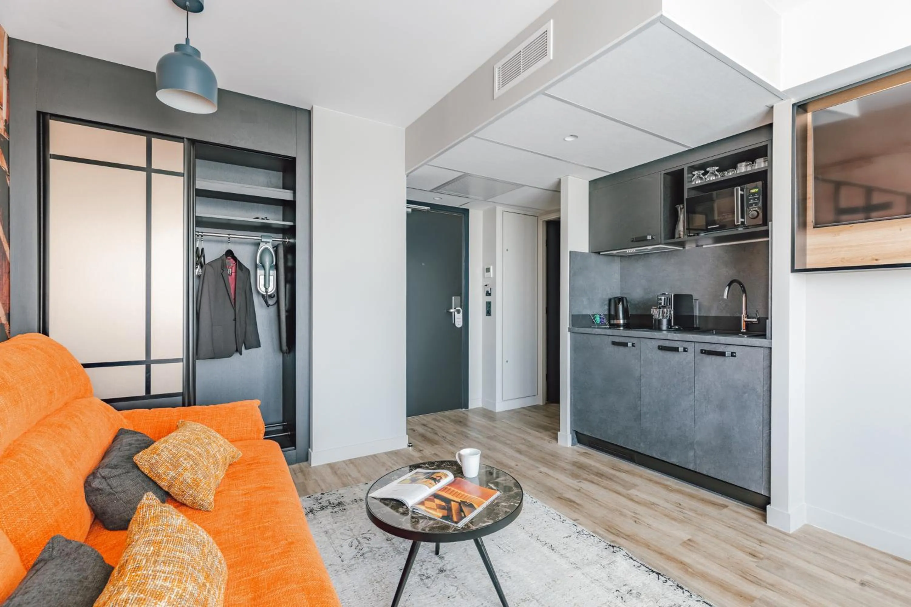 TV and multimedia in Appart'City Collection Paris Gare de Lyon