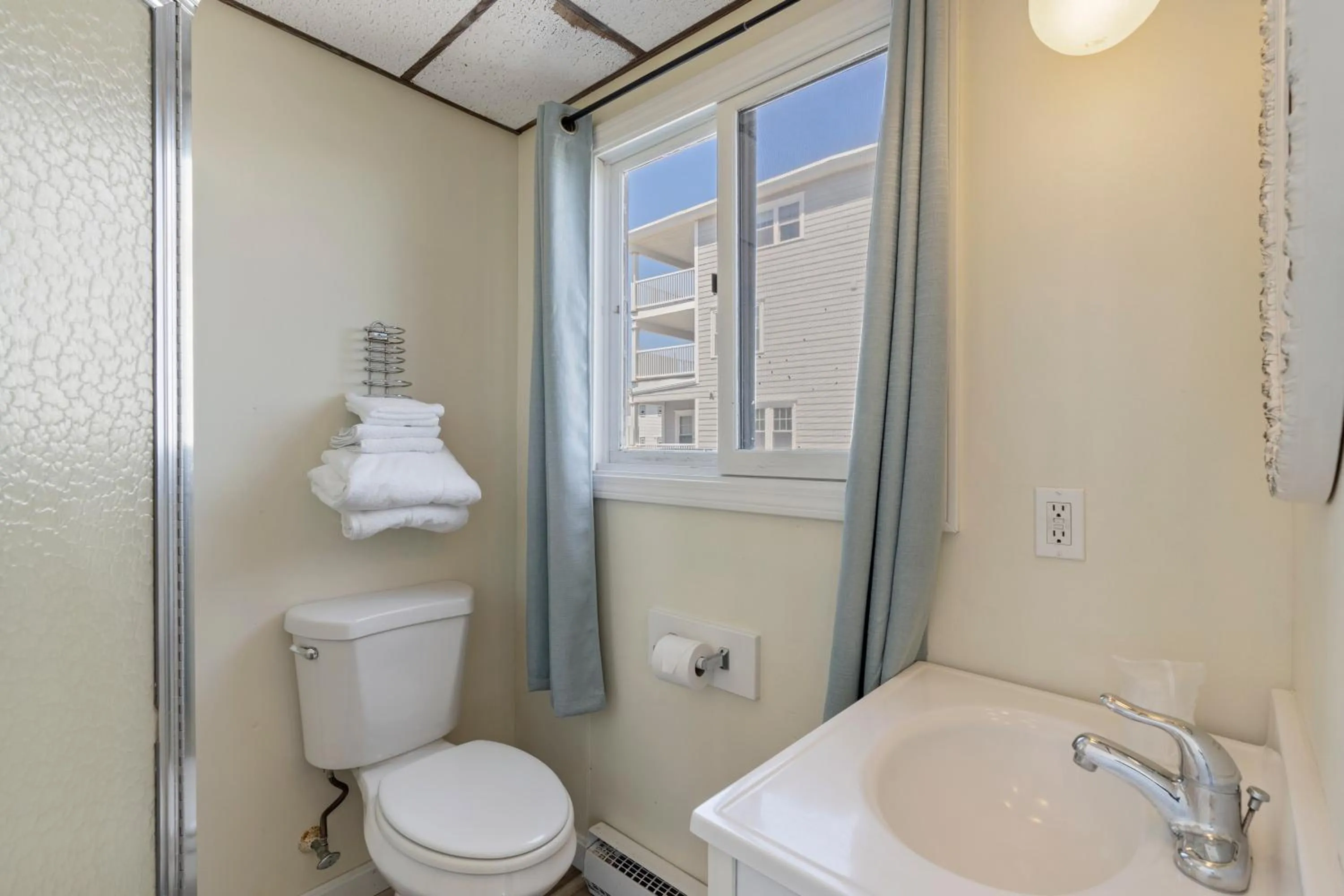 Shower in The Carolina Motel