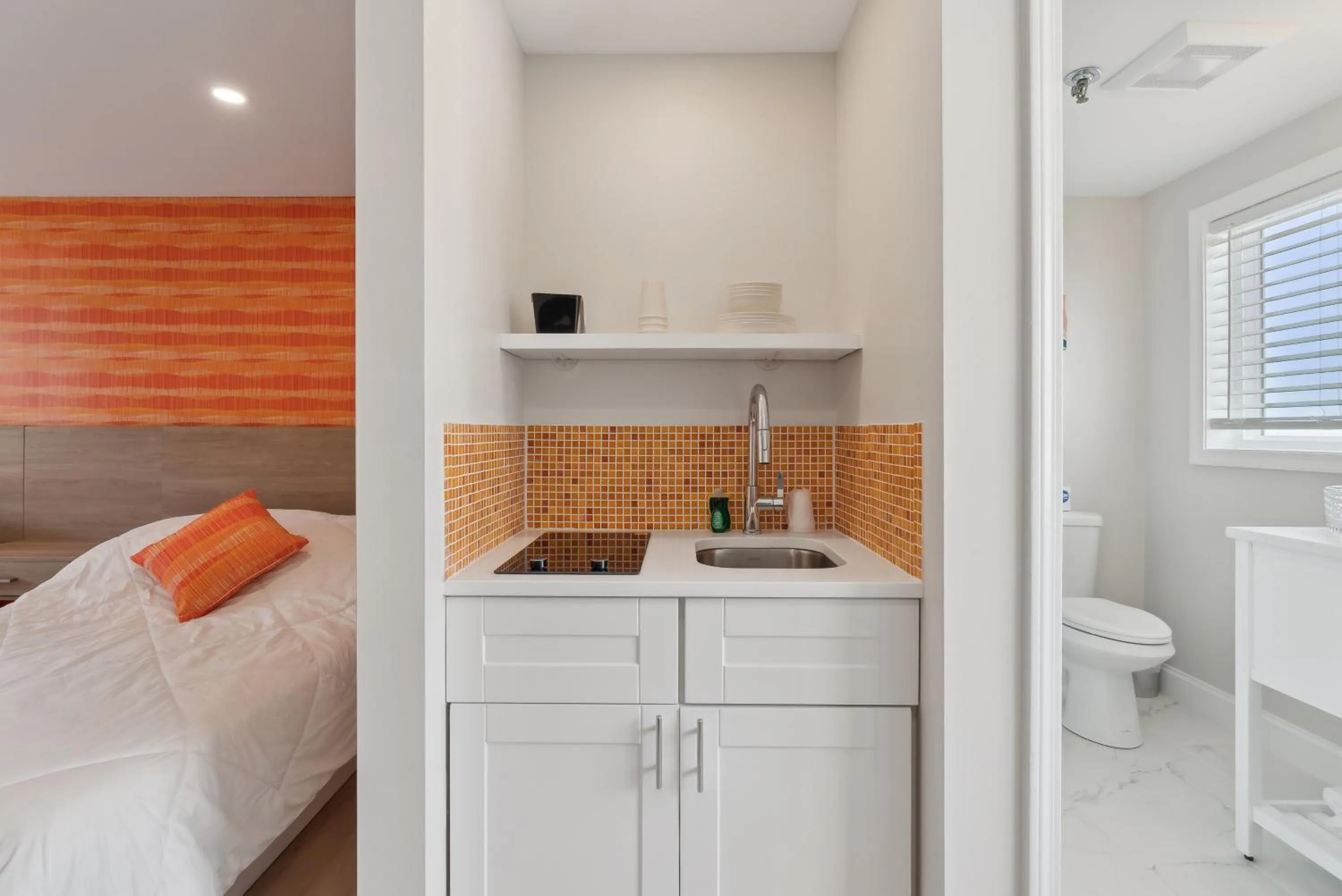 Kitchen or kitchenette, Bed in The Voyager