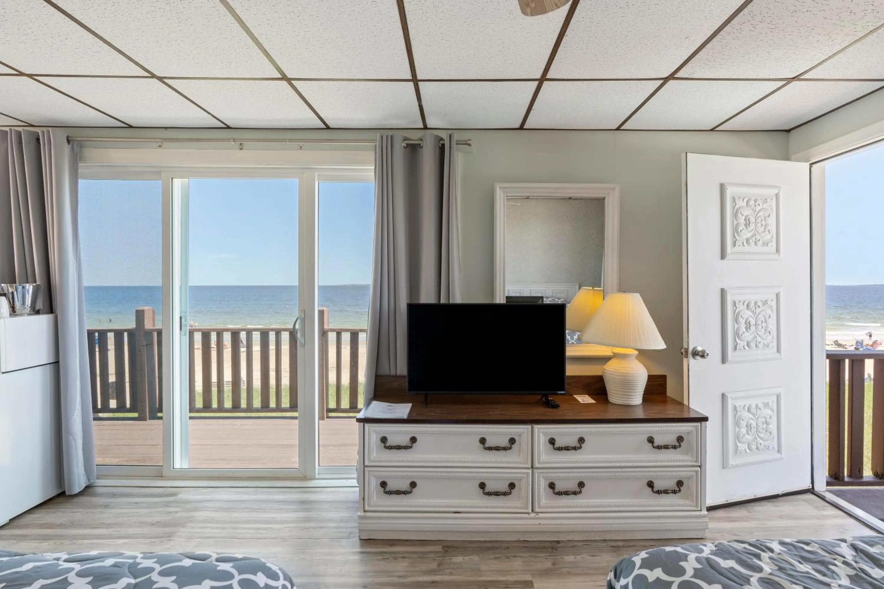 TV and multimedia in The Carolina Motel