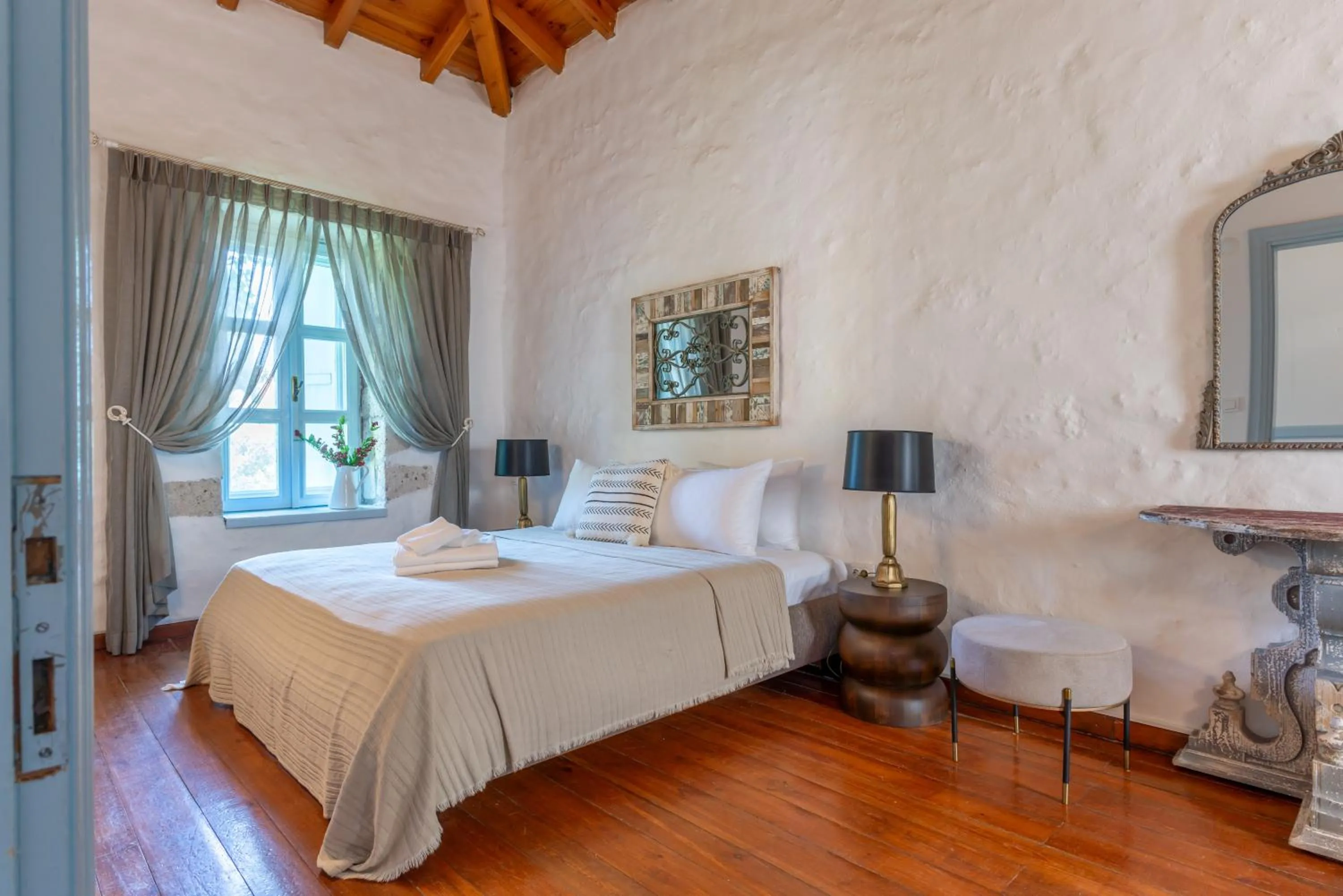 Bed in Alaçatı Taş Otel