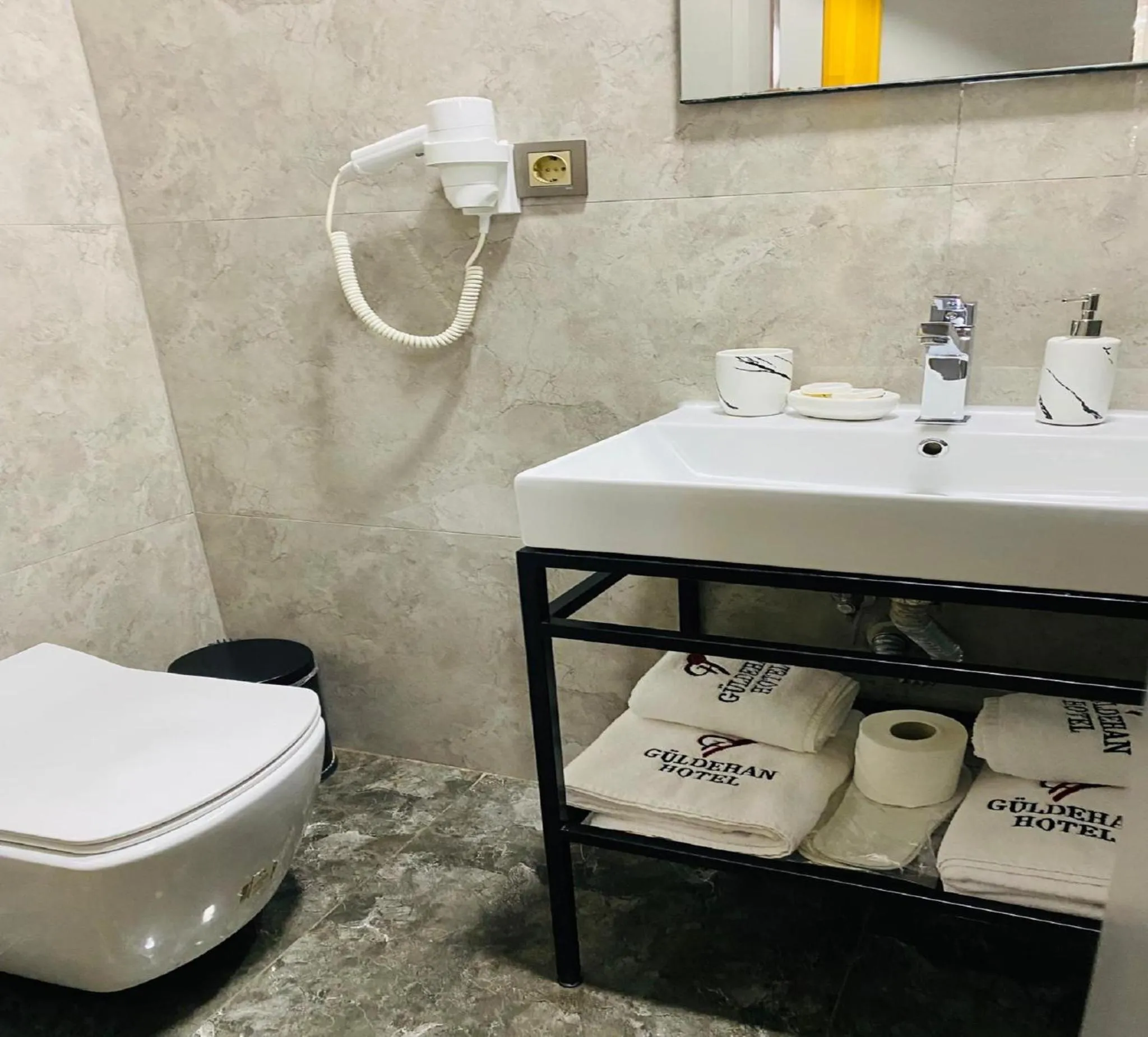 Toilet in Guldehan Hotel