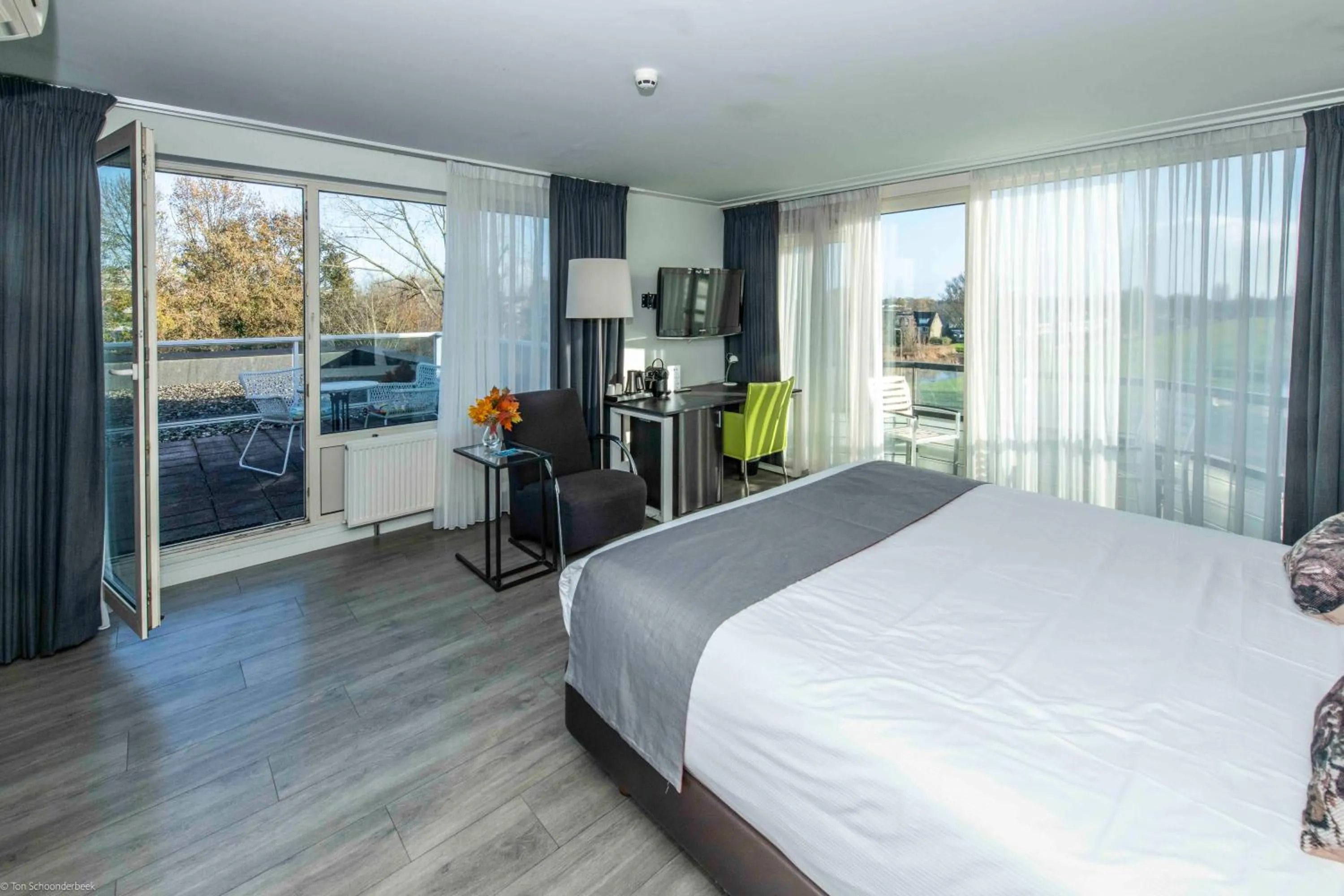 Balcony/Terrace, Bed in Grand Hotel Amstelveen