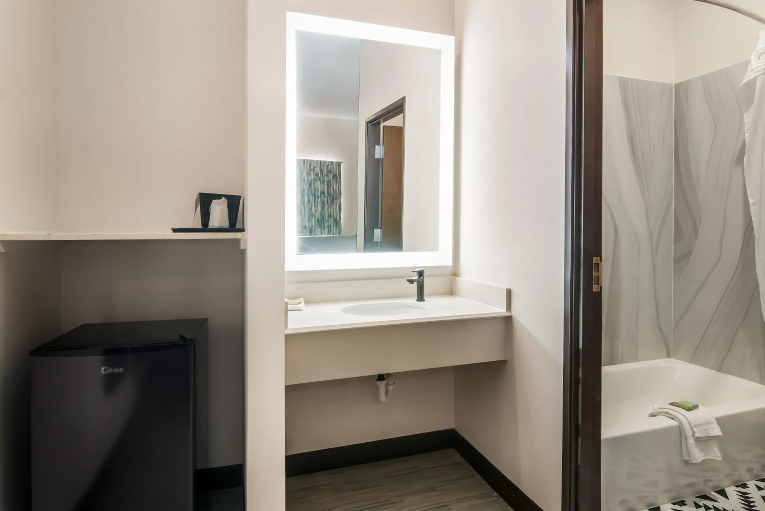 Shower in Scottish Inns- Forest Hill