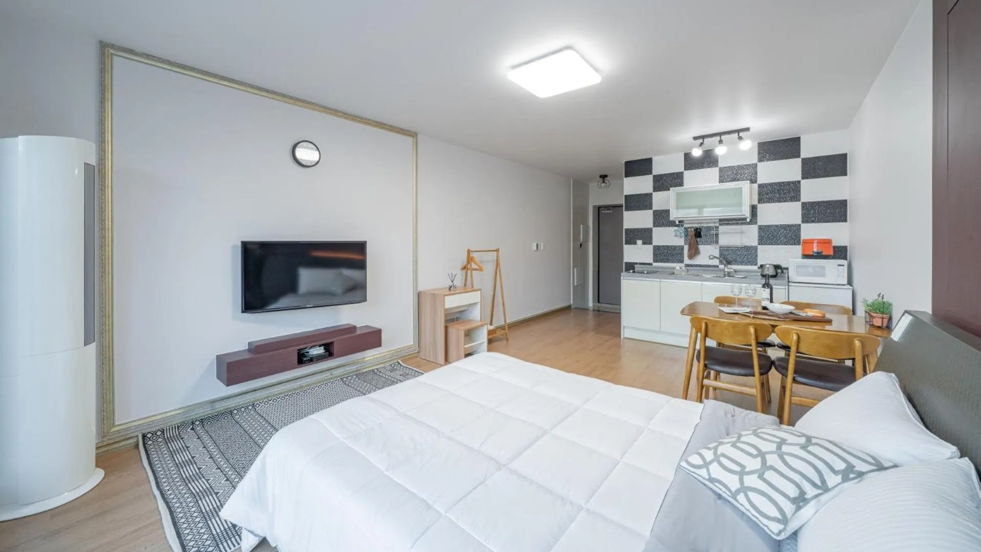 Communal lounge/ TV room, Bed in Maremonte Pension