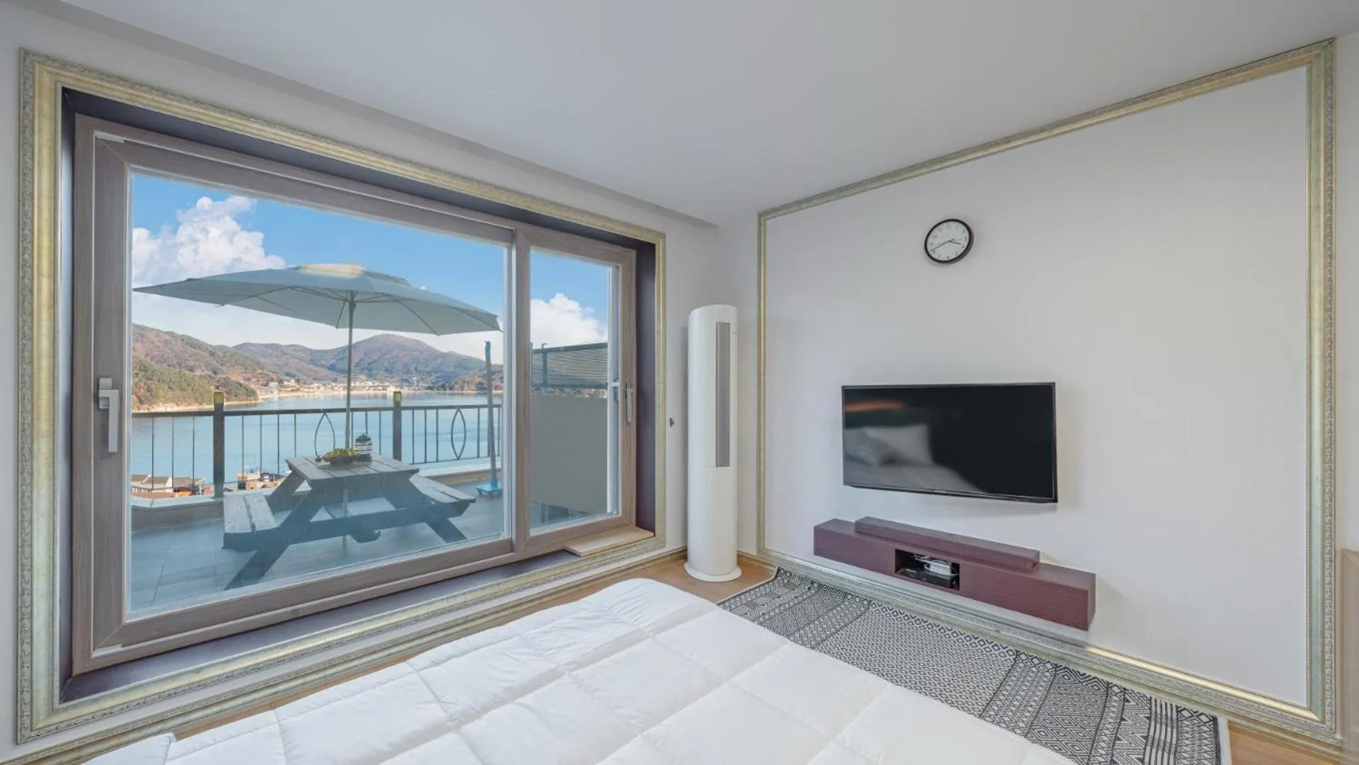 Communal lounge/ TV room, Bed in Maremonte Pension