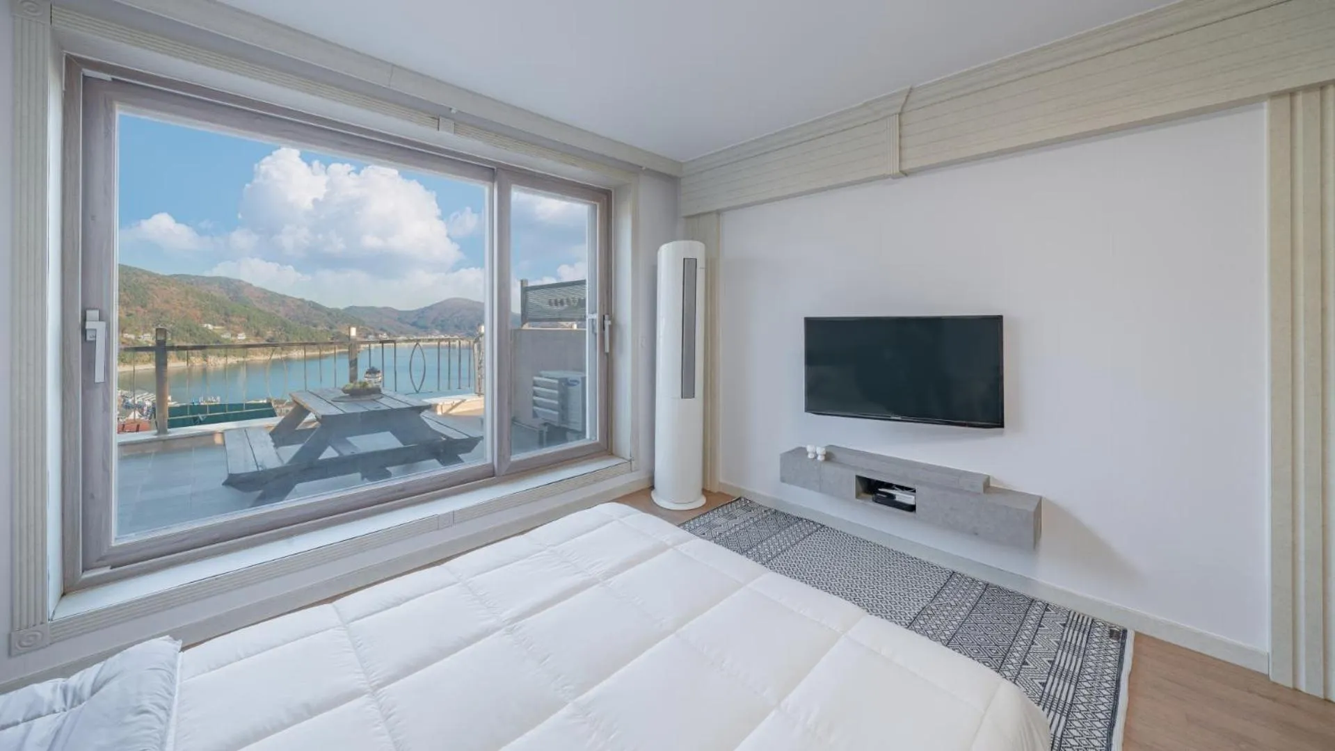 Communal lounge/ TV room, Bed in Maremonte Pension