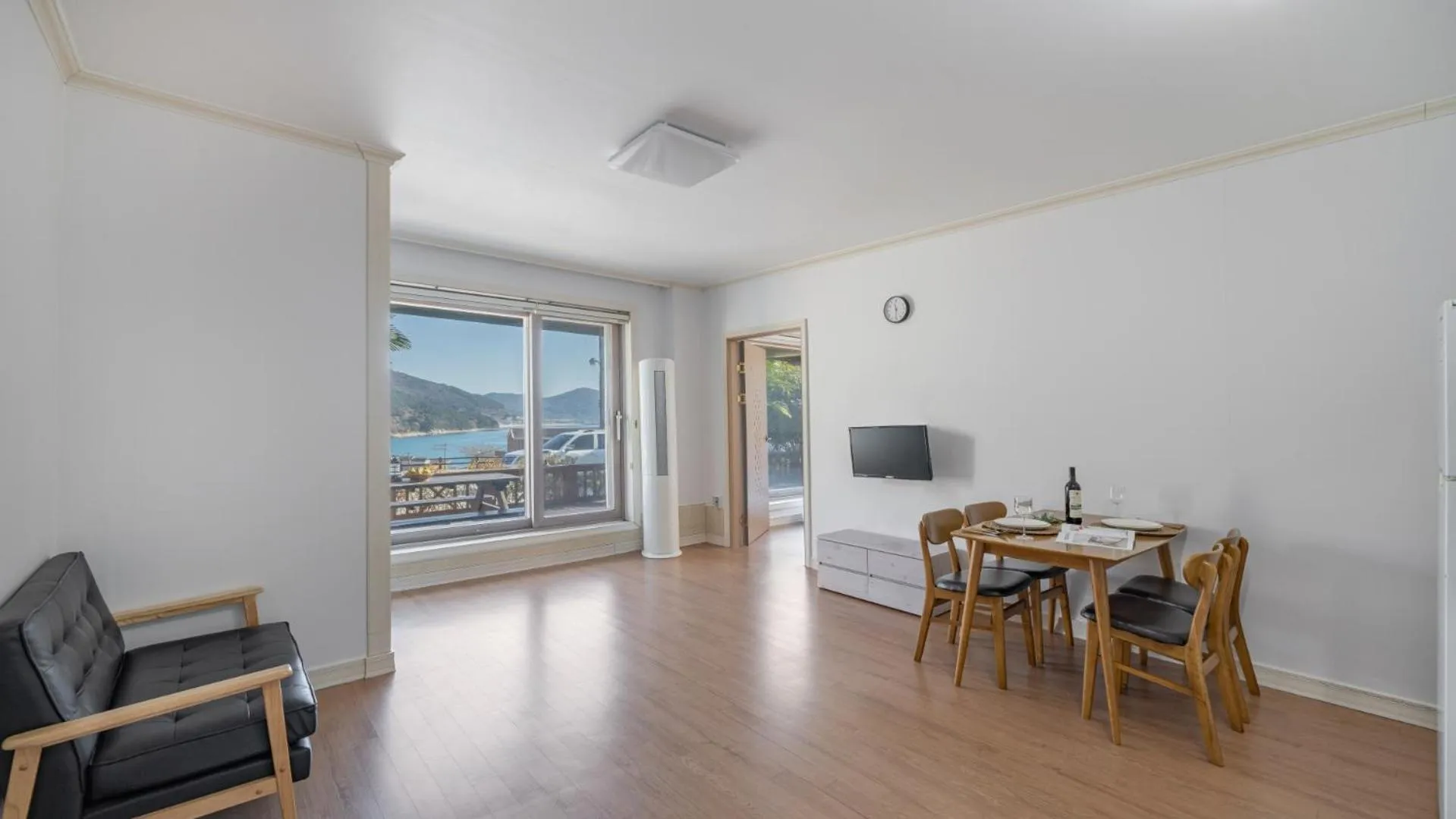 Communal lounge/ TV room in Maremonte Pension