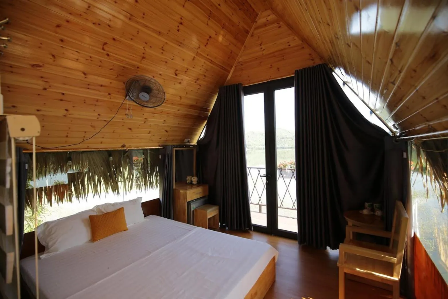 Bed in KHU DU LỊCH SINH THÁI HÒN MÁT