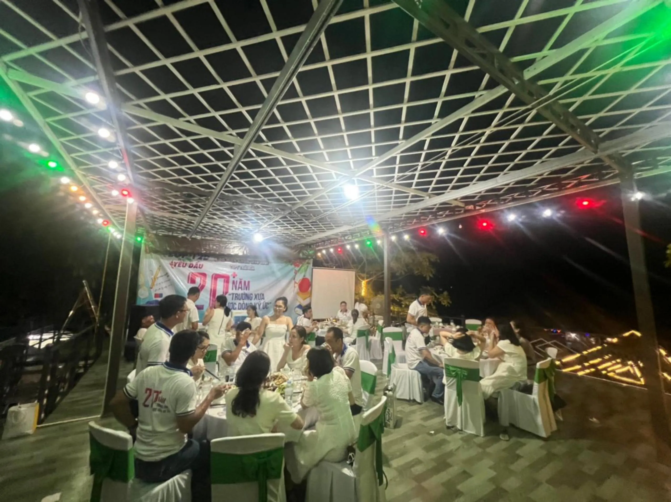 Restaurant/places to eat in KHU DU LỊCH SINH THÁI HÒN MÁT