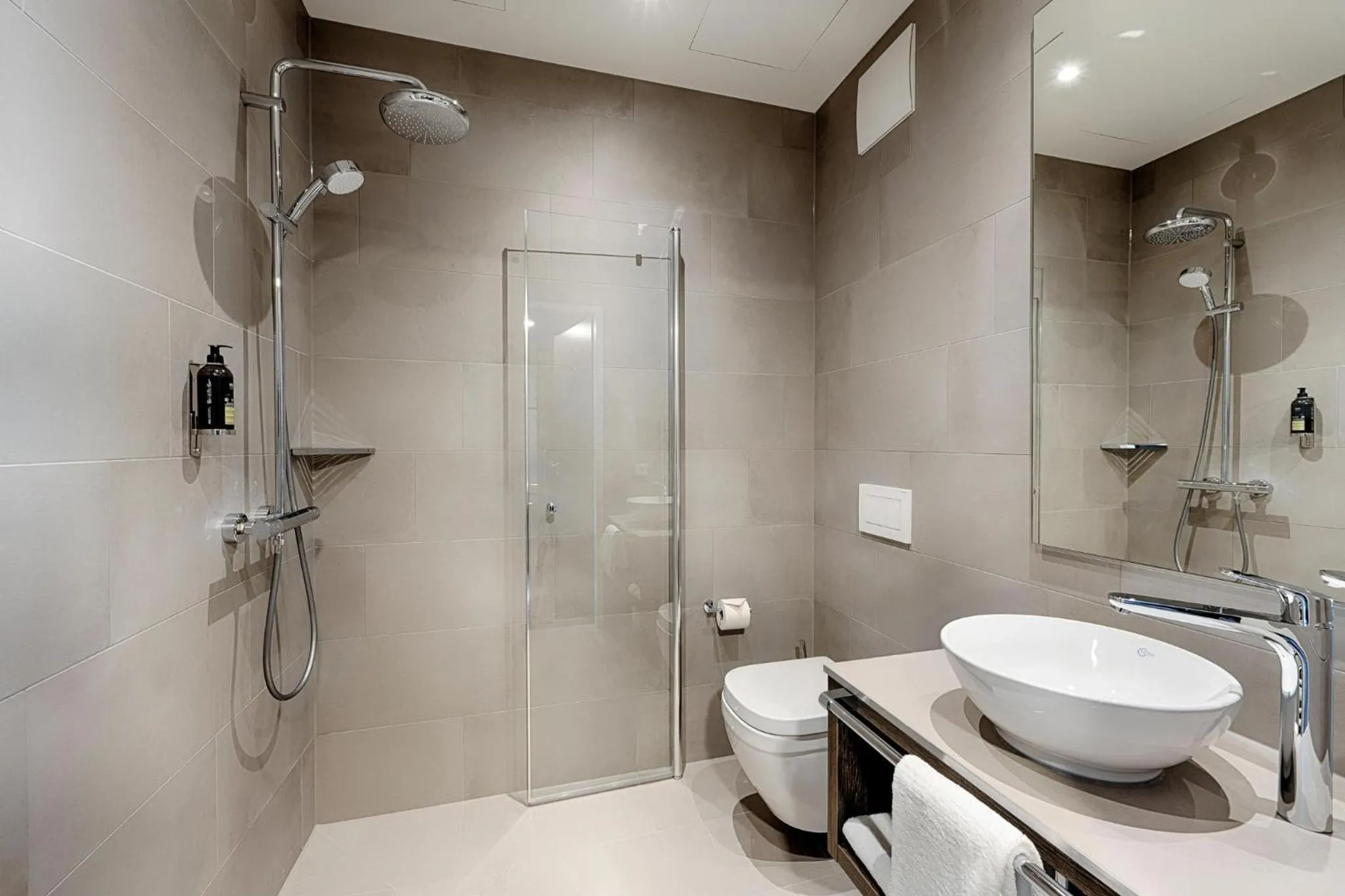 Bathroom in Premier Inn Wolfsburg City Centre