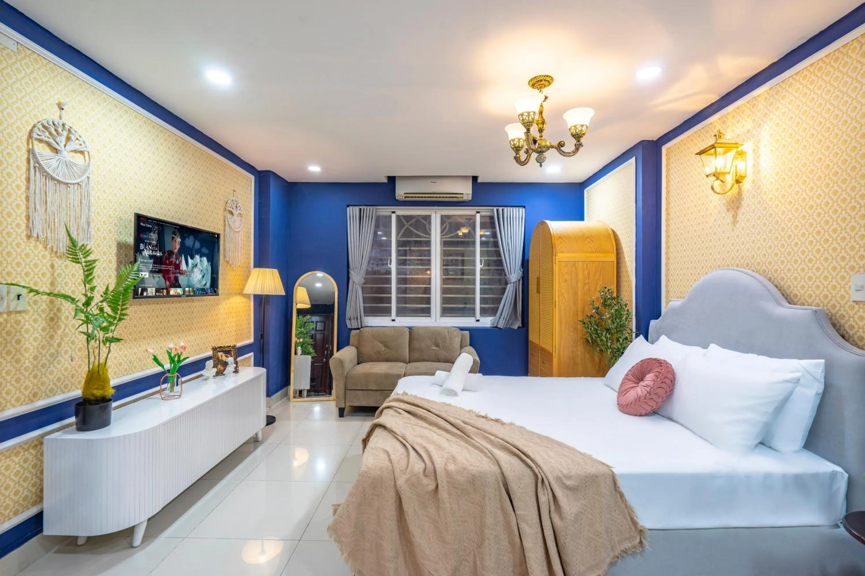 Bed in SAZI Church View Home - Free Nails HairWash