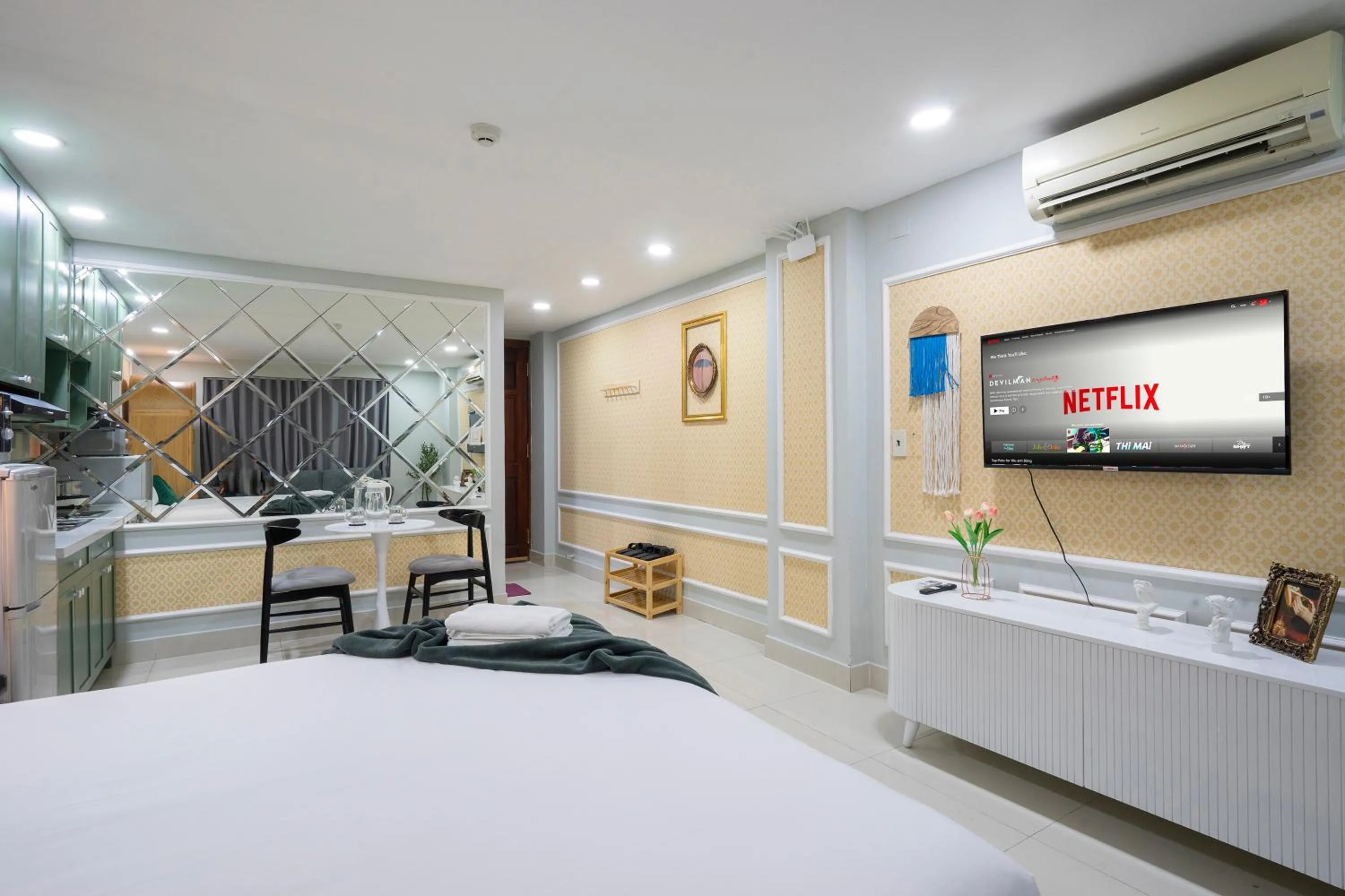 TV and multimedia, Bed in SAZI Church View Home - Free Nails HairWash