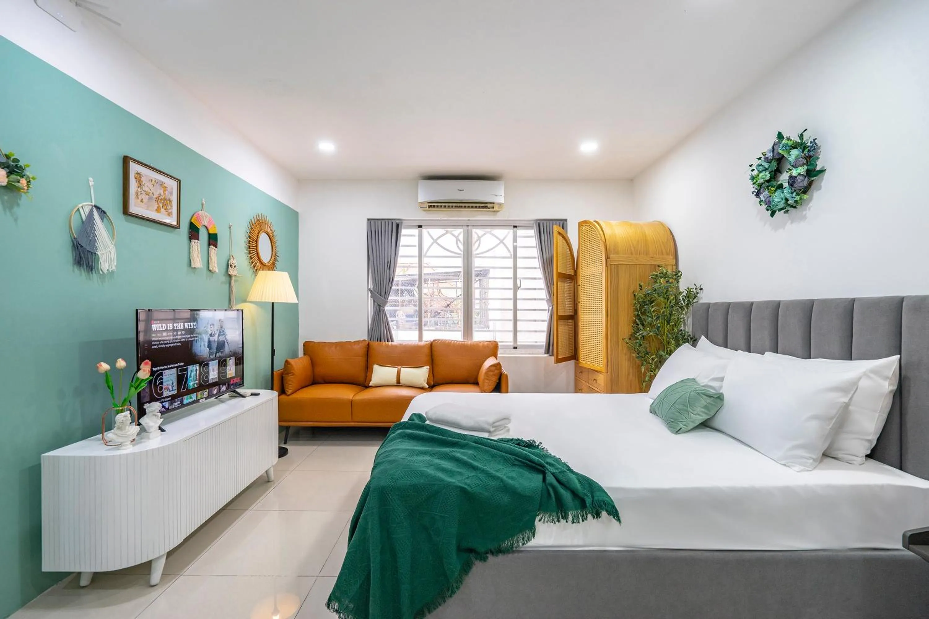 Photo of the whole room, Bed in SAZI Church View Home - Free Nails HairWash