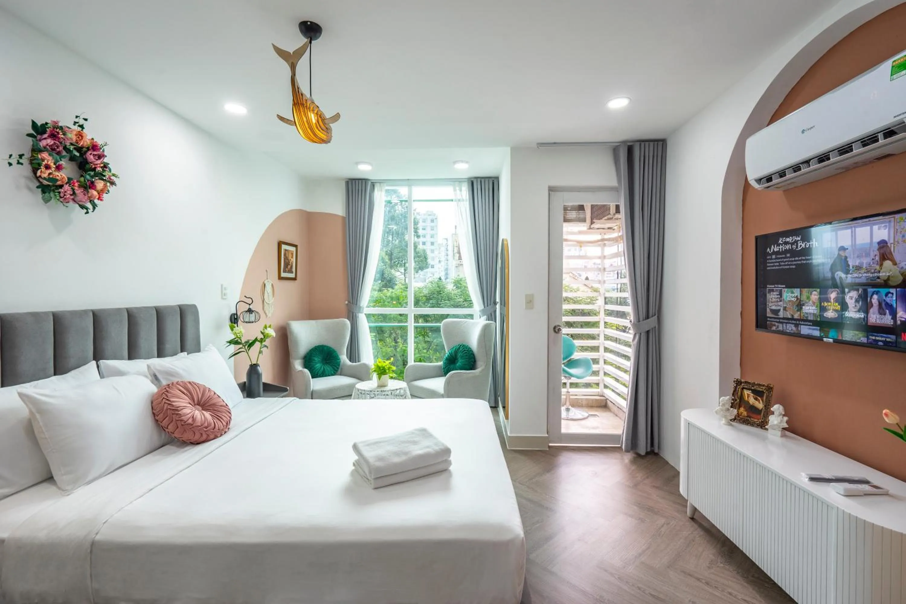 TV and multimedia, Bed in SAZI Church View Home - Free Nails HairWash