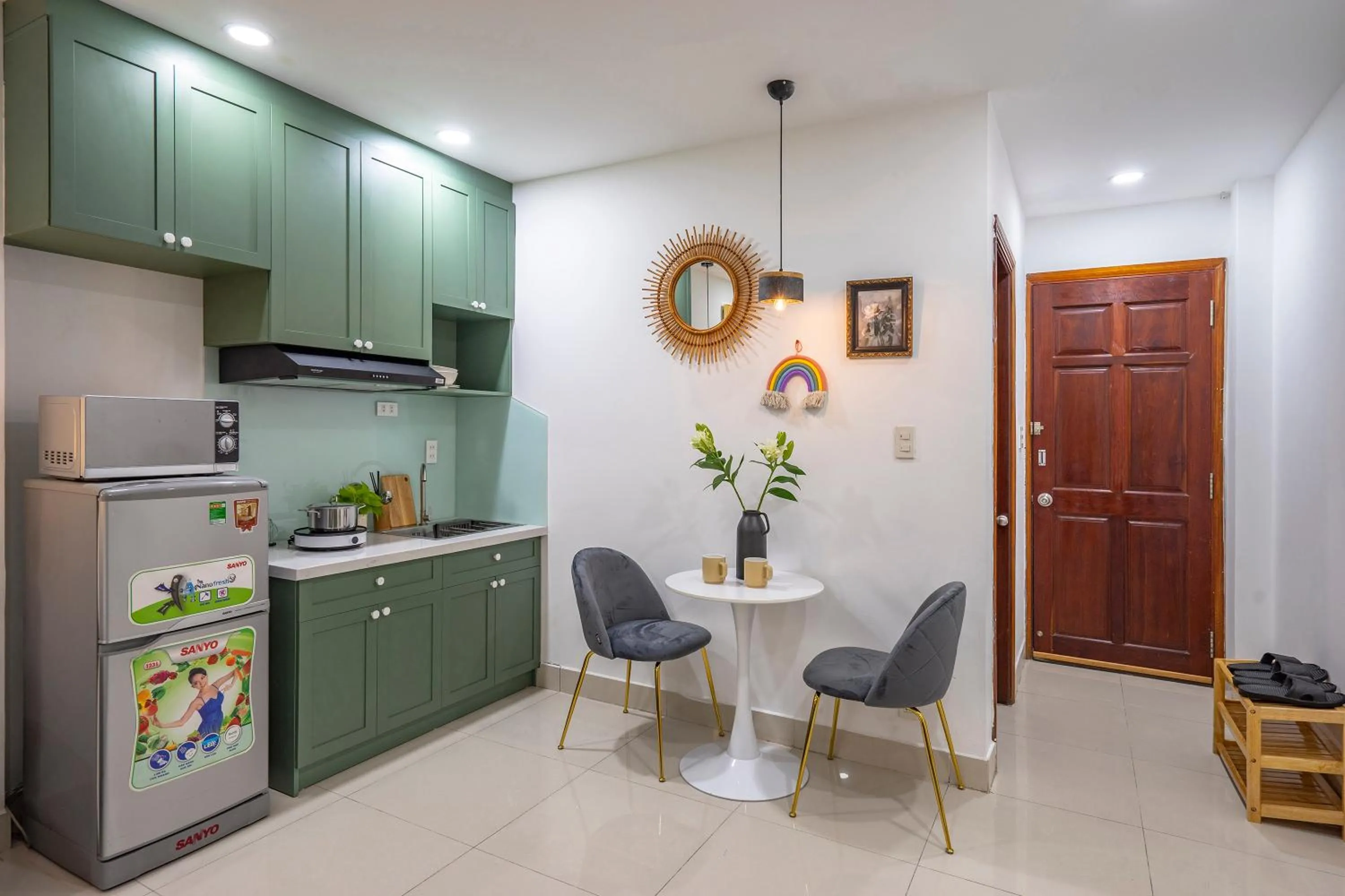 Dining area in SAZI Church View Home - Free Nails HairWash