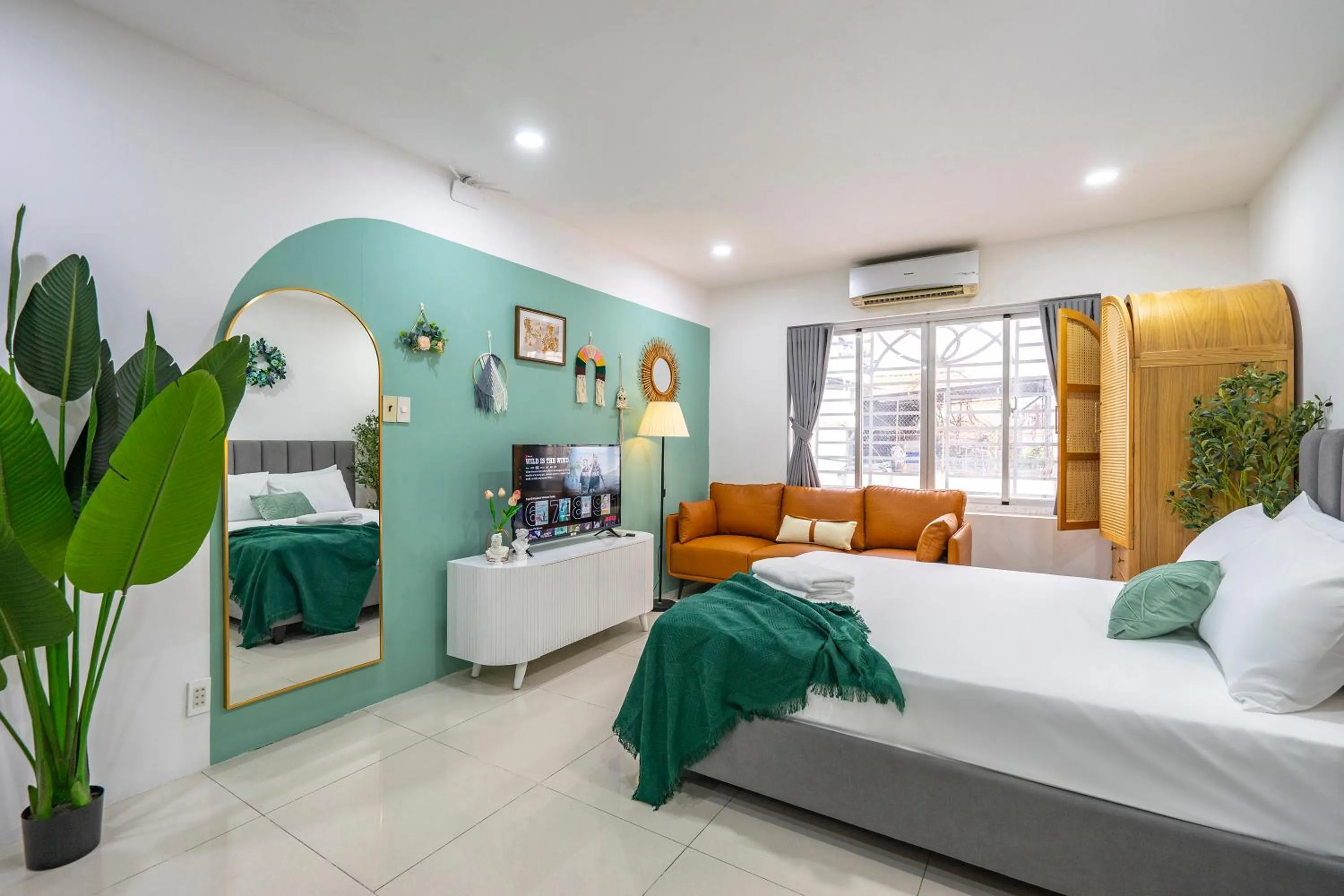 TV and multimedia, Bed in SAZI Church View Home - Free Nails HairWash