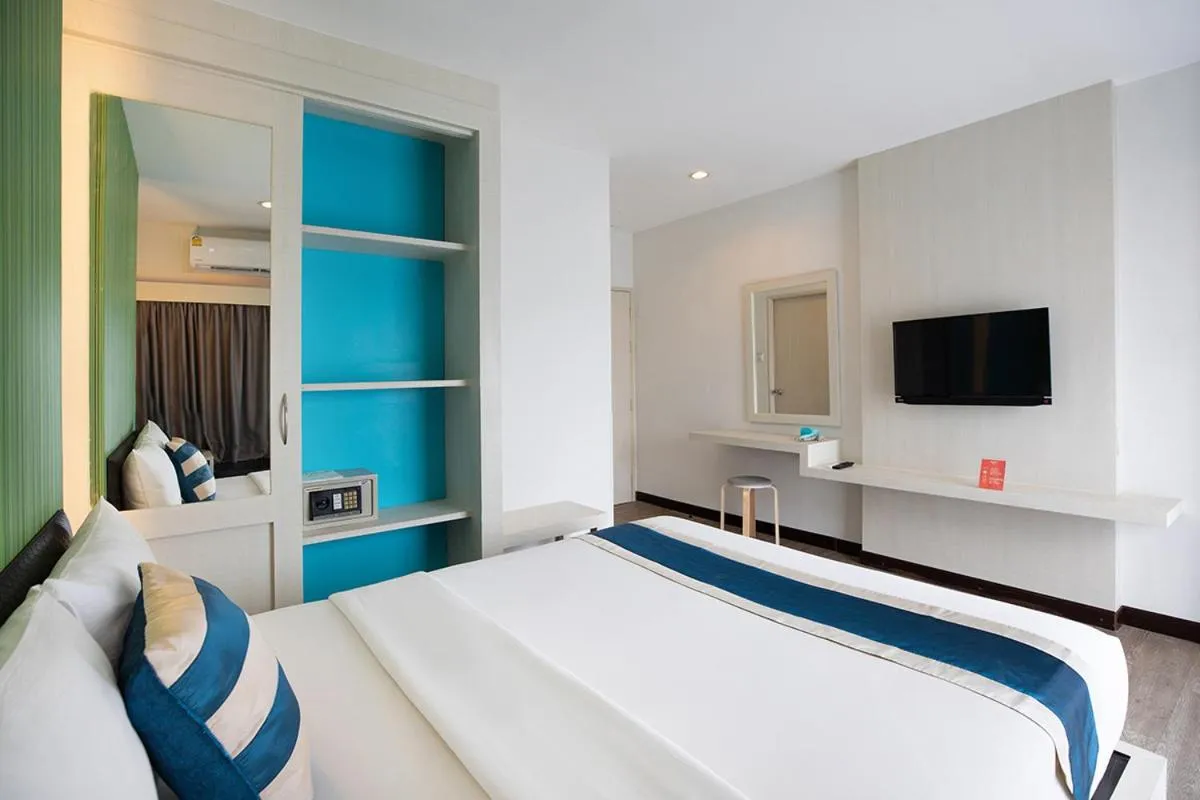 Communal lounge/ TV room, Bed in iCheck inn Chill Patong