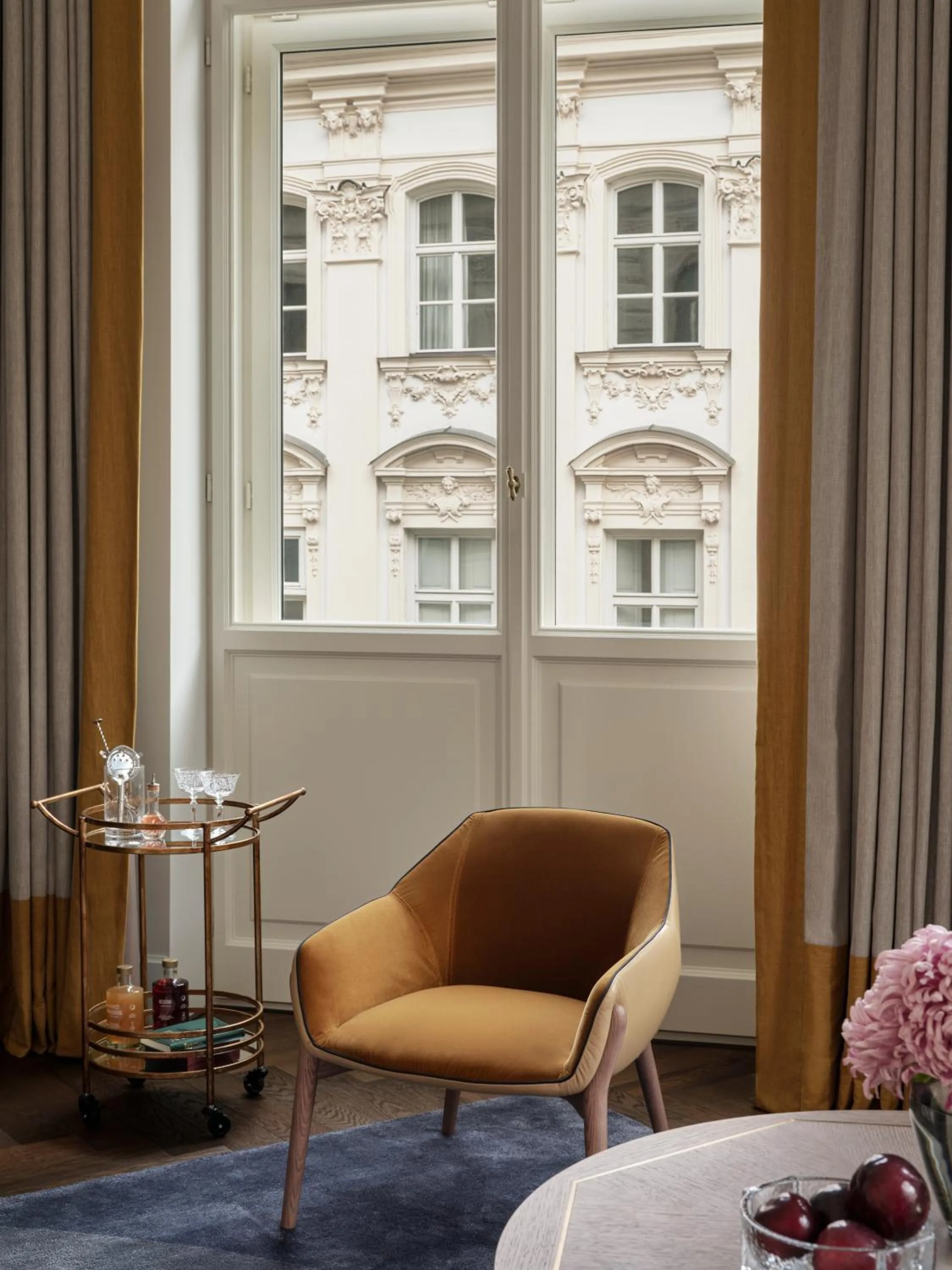 Seating area in Rosewood Munich