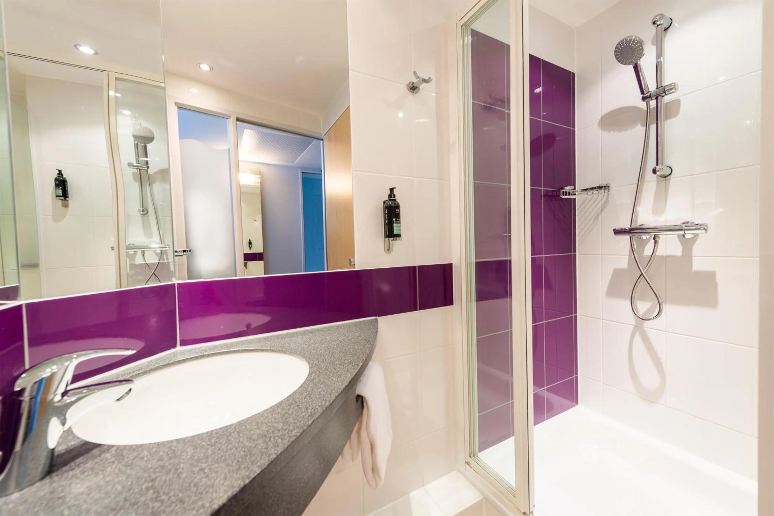 Bathroom in Premier Inn Stuttgart Airport