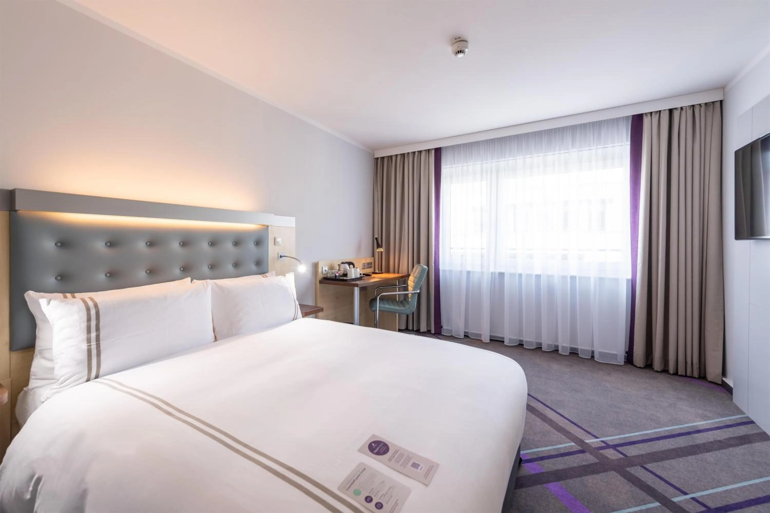 Bedroom, Bed in Premier Inn Stuttgart Airport