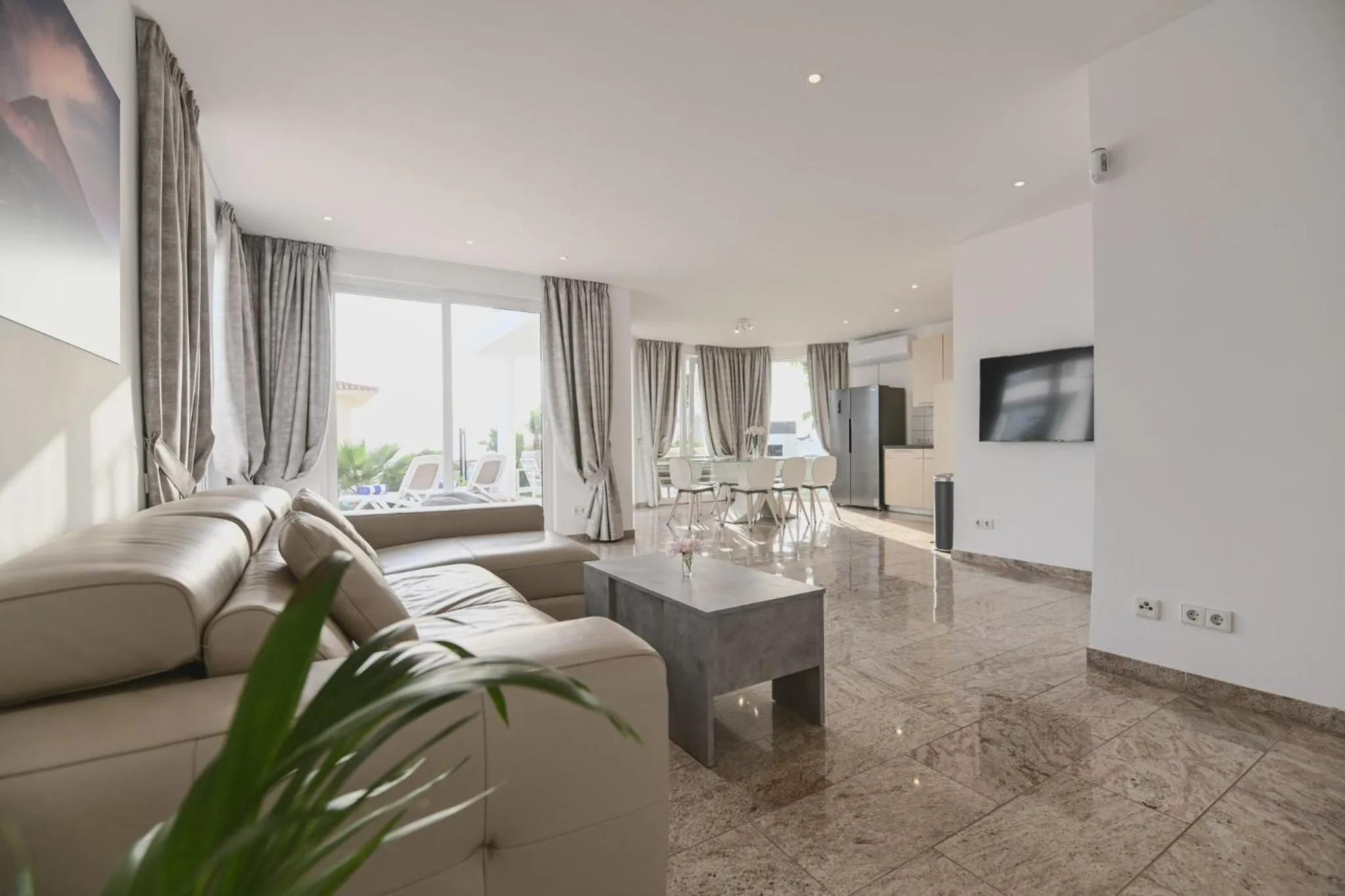 Communal lounge/ TV room in Villa Boutique Experience