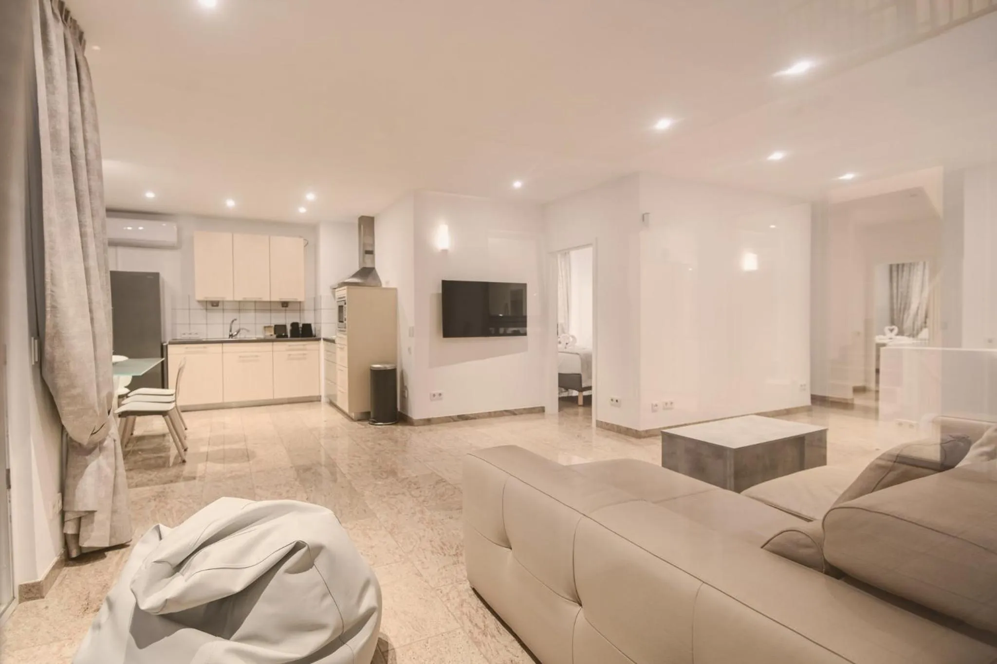 Communal lounge/ TV room in Villa Boutique Experience