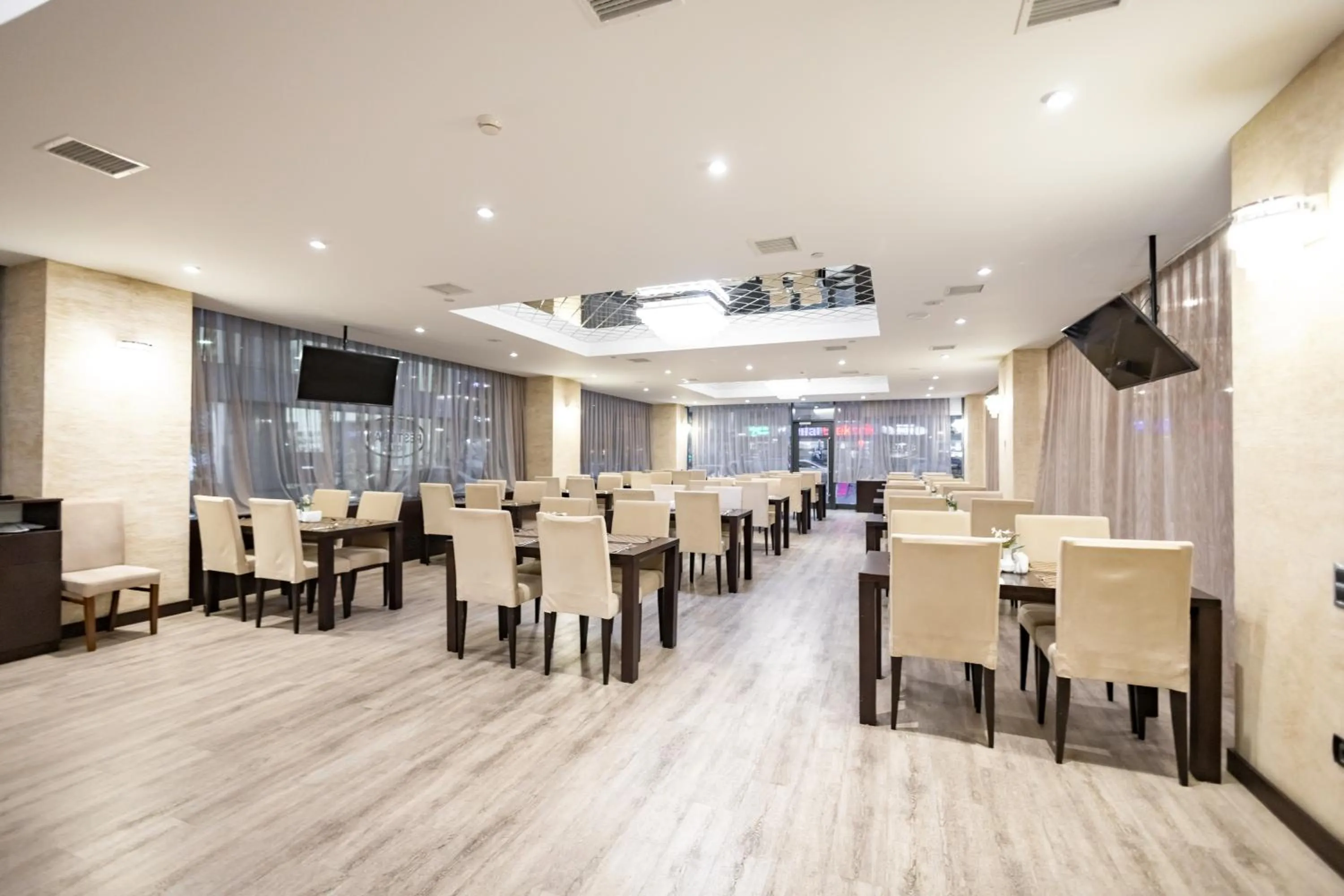 Restaurant/Places to Eat in The Diamond Hotel Baku